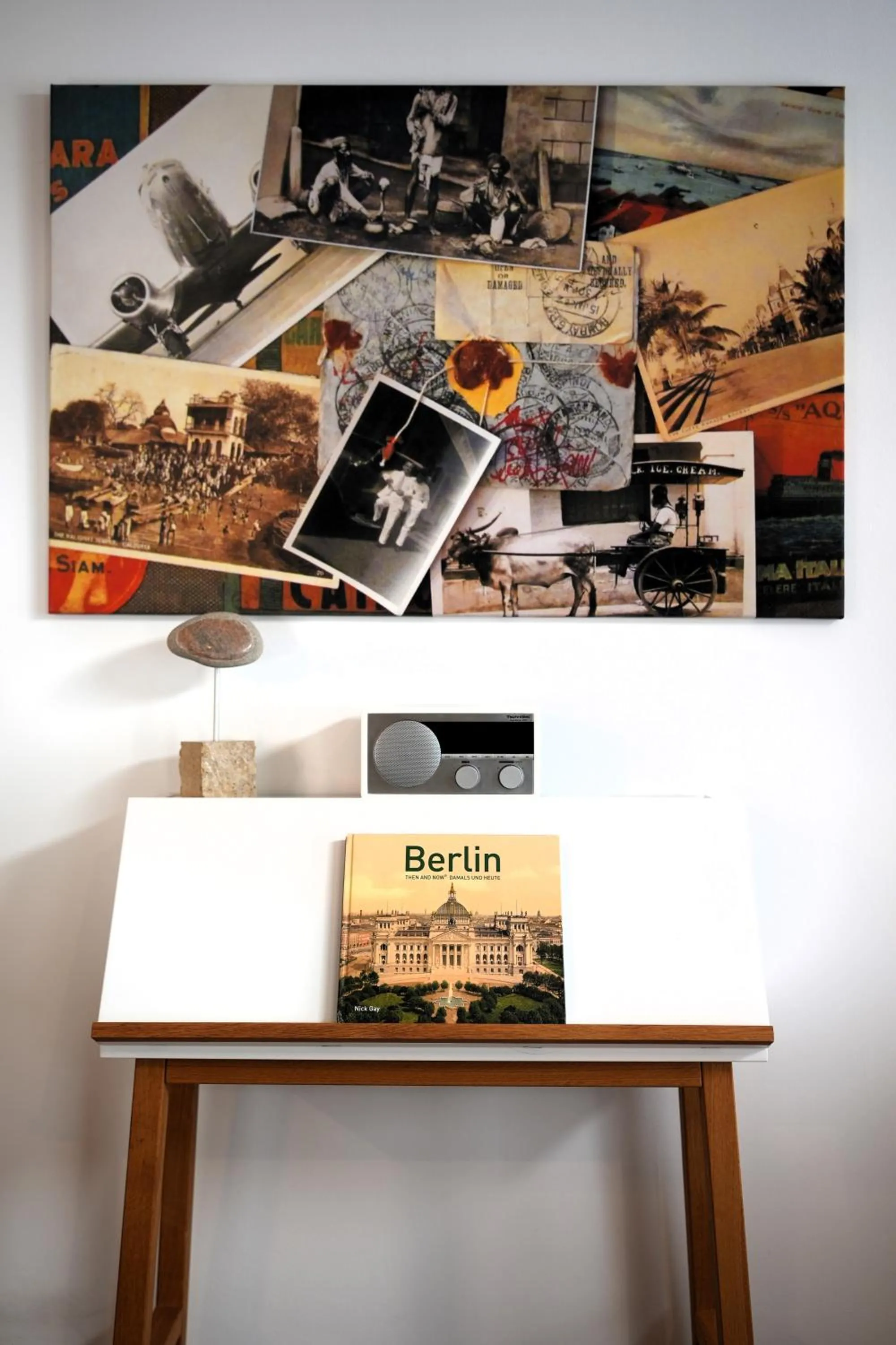 Living room in The Berlin Getaway / 80qm in Berlin's Historic Diplomatic Quarter