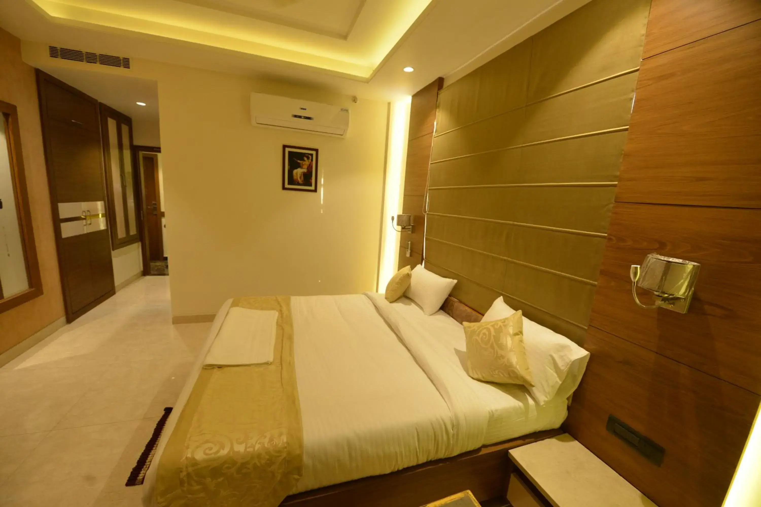 Superior Double Room in Hotel RR 62-Jaipur City Centre Hotel Superior Double Room in Hotel RR 62-Jaipur City Centre Hotel