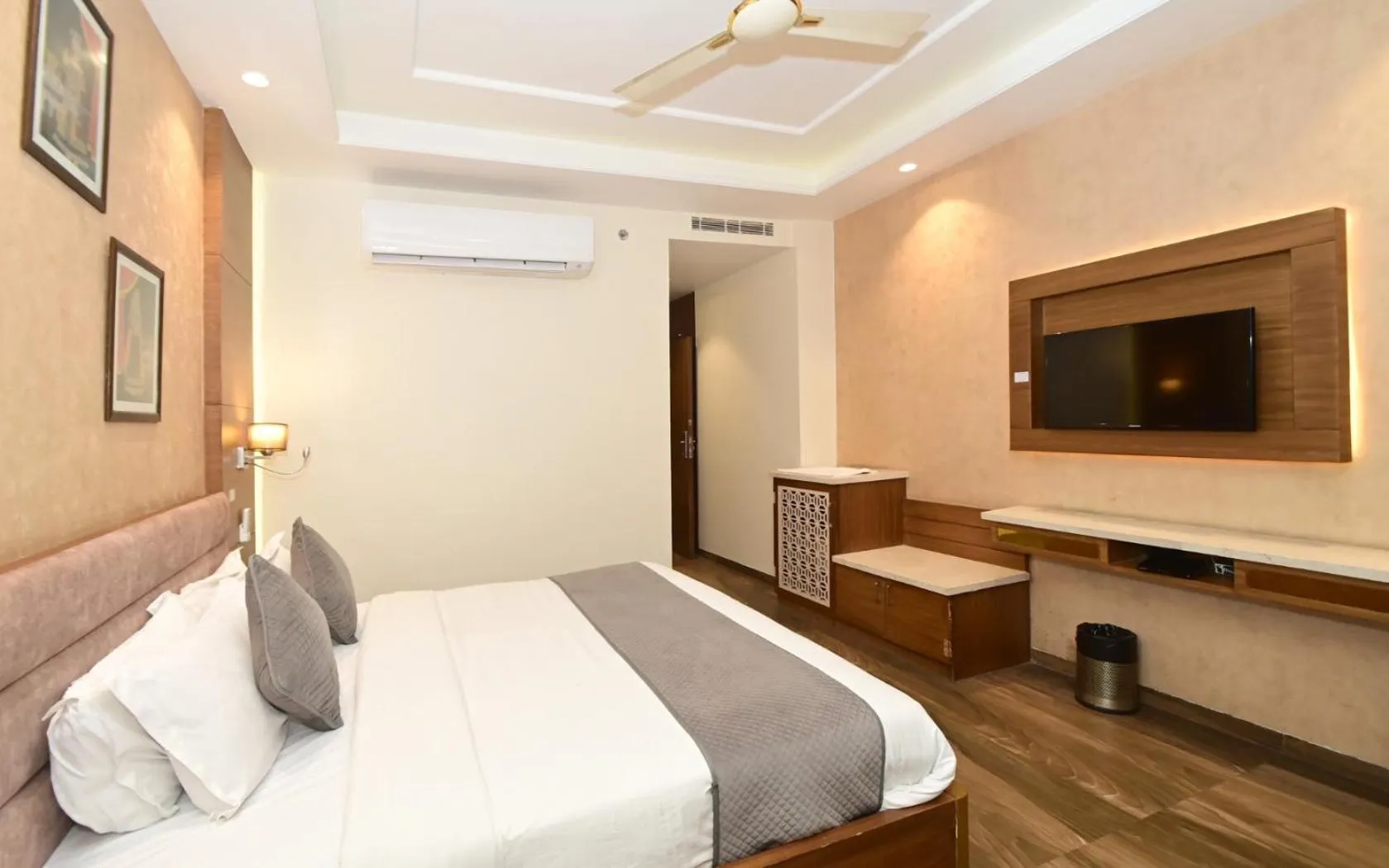 Bed in Hotel RR 62-Jaipur City Centre Hotel