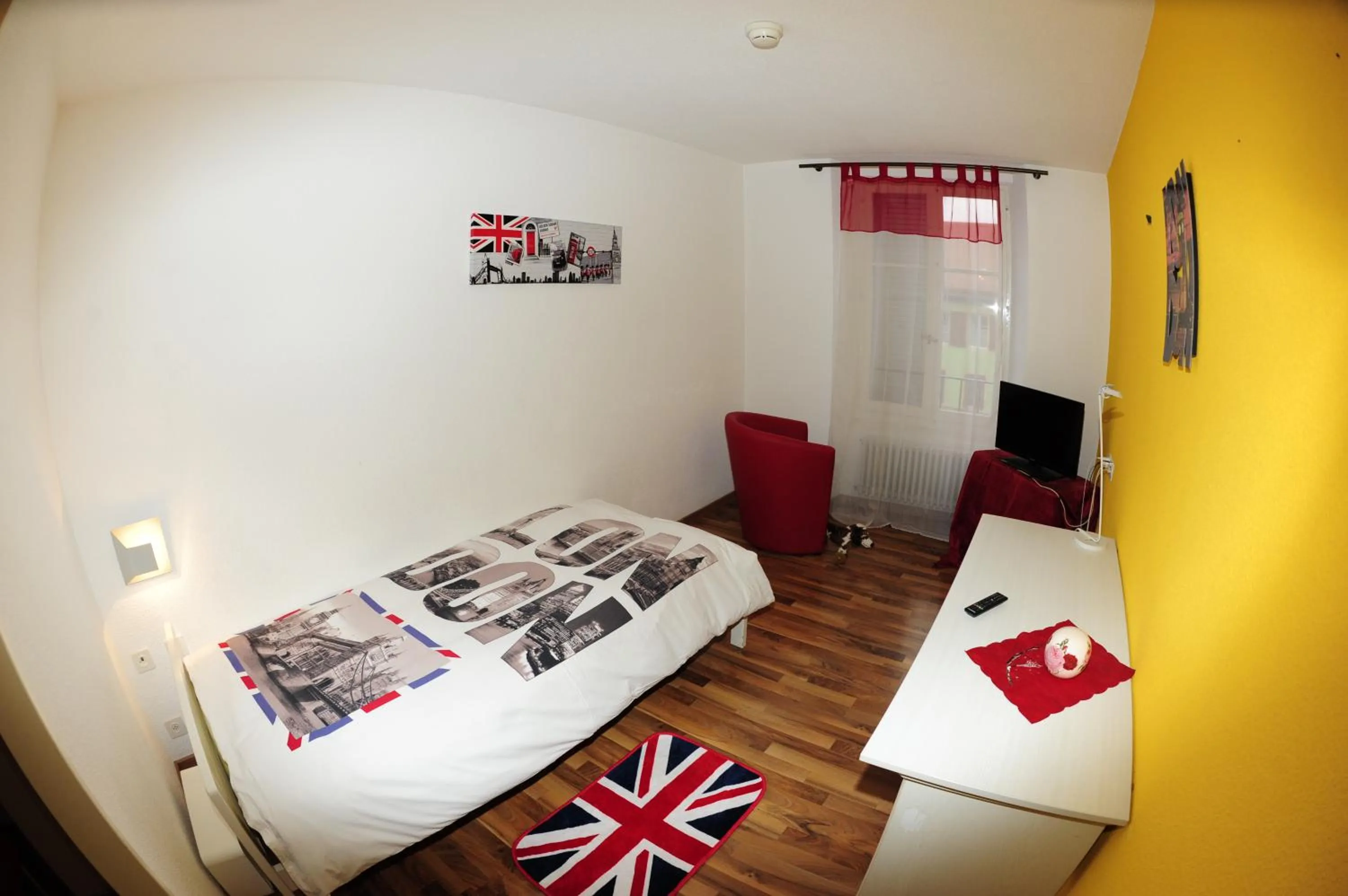 Bed in Hotel Restaurant Au Chasseur