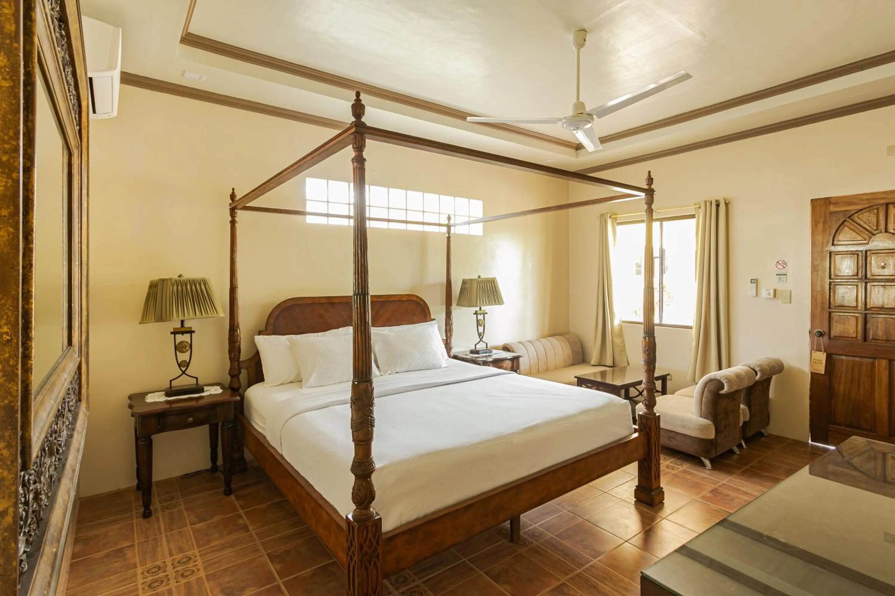 Bedroom, Bed in Turtle Bay Dive Resort