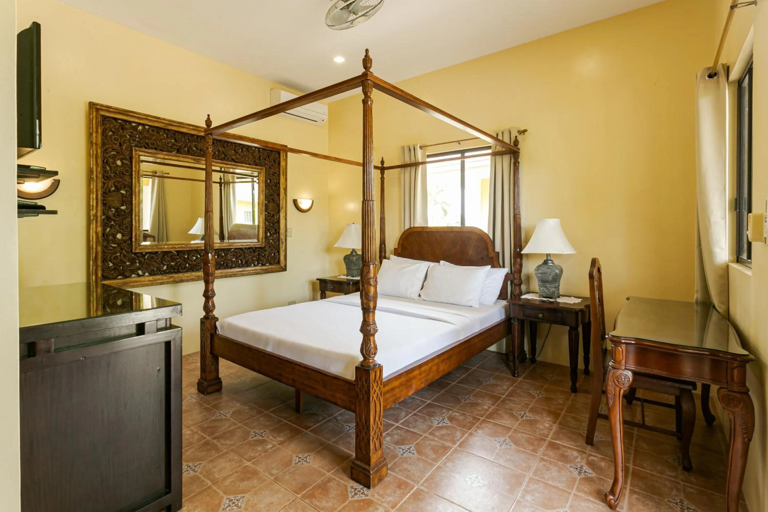 Bedroom, Bed in Turtle Bay Dive Resort