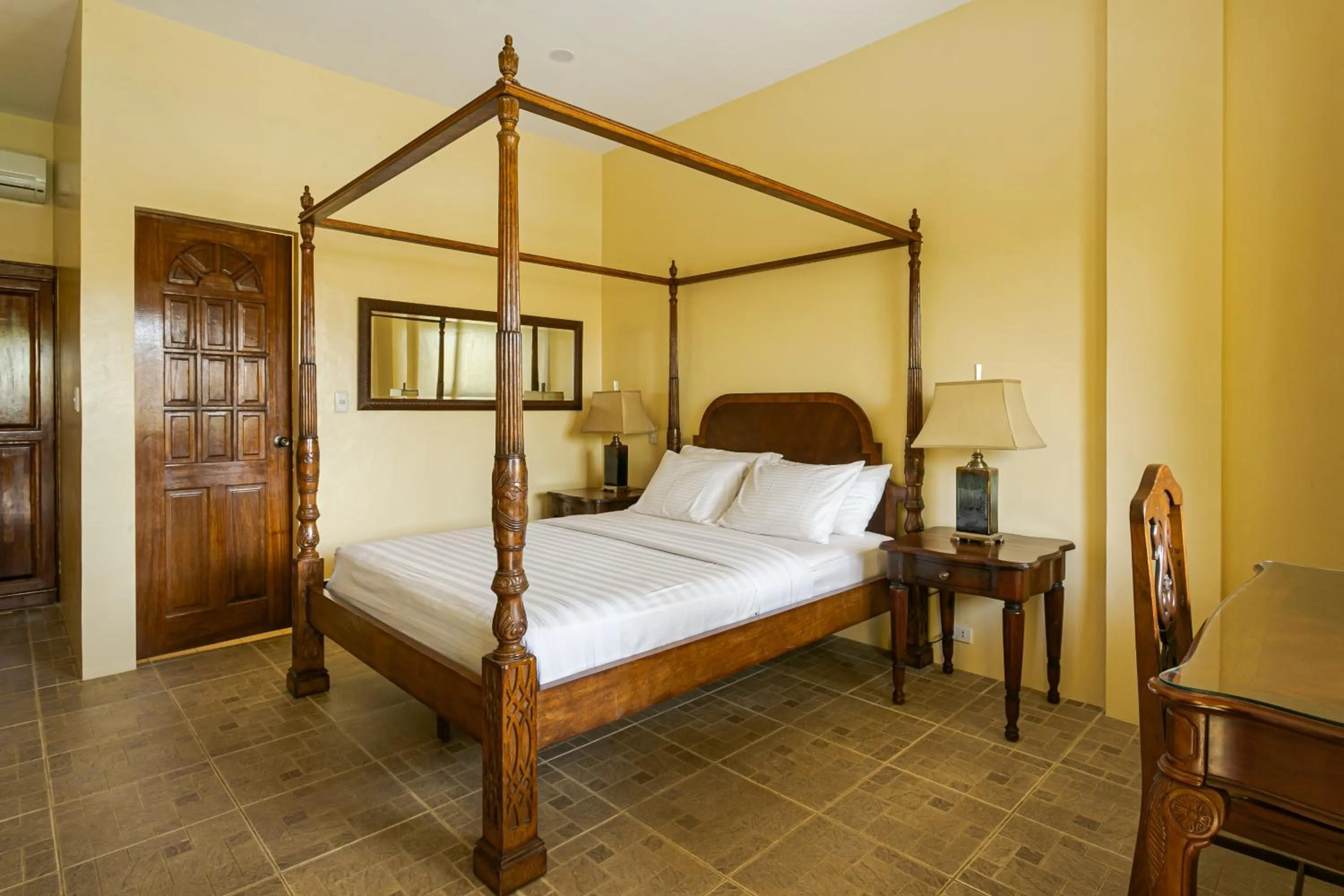 Bedroom, Bed in Turtle Bay Dive Resort