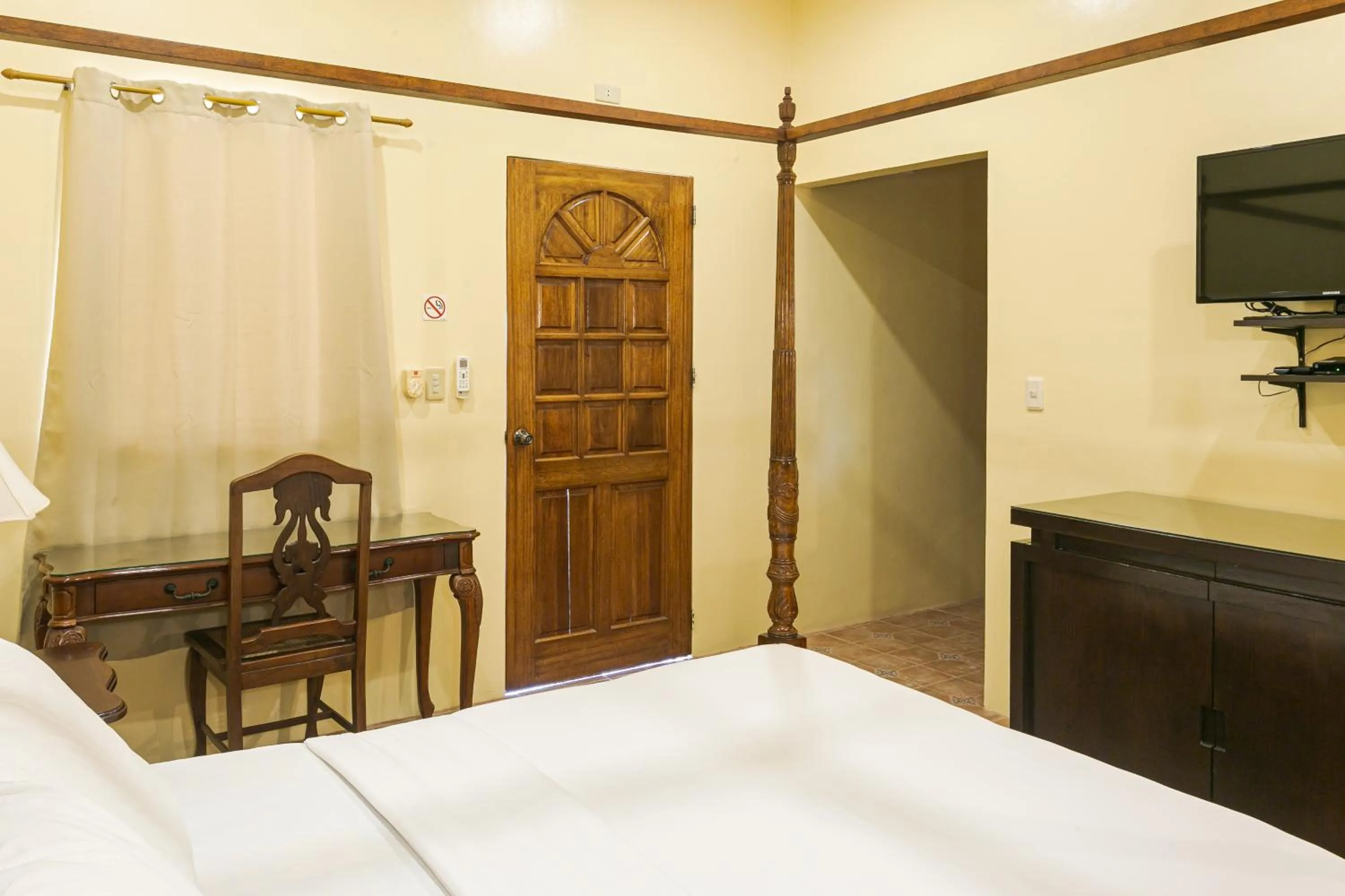 Bedroom, Bed in Turtle Bay Dive Resort