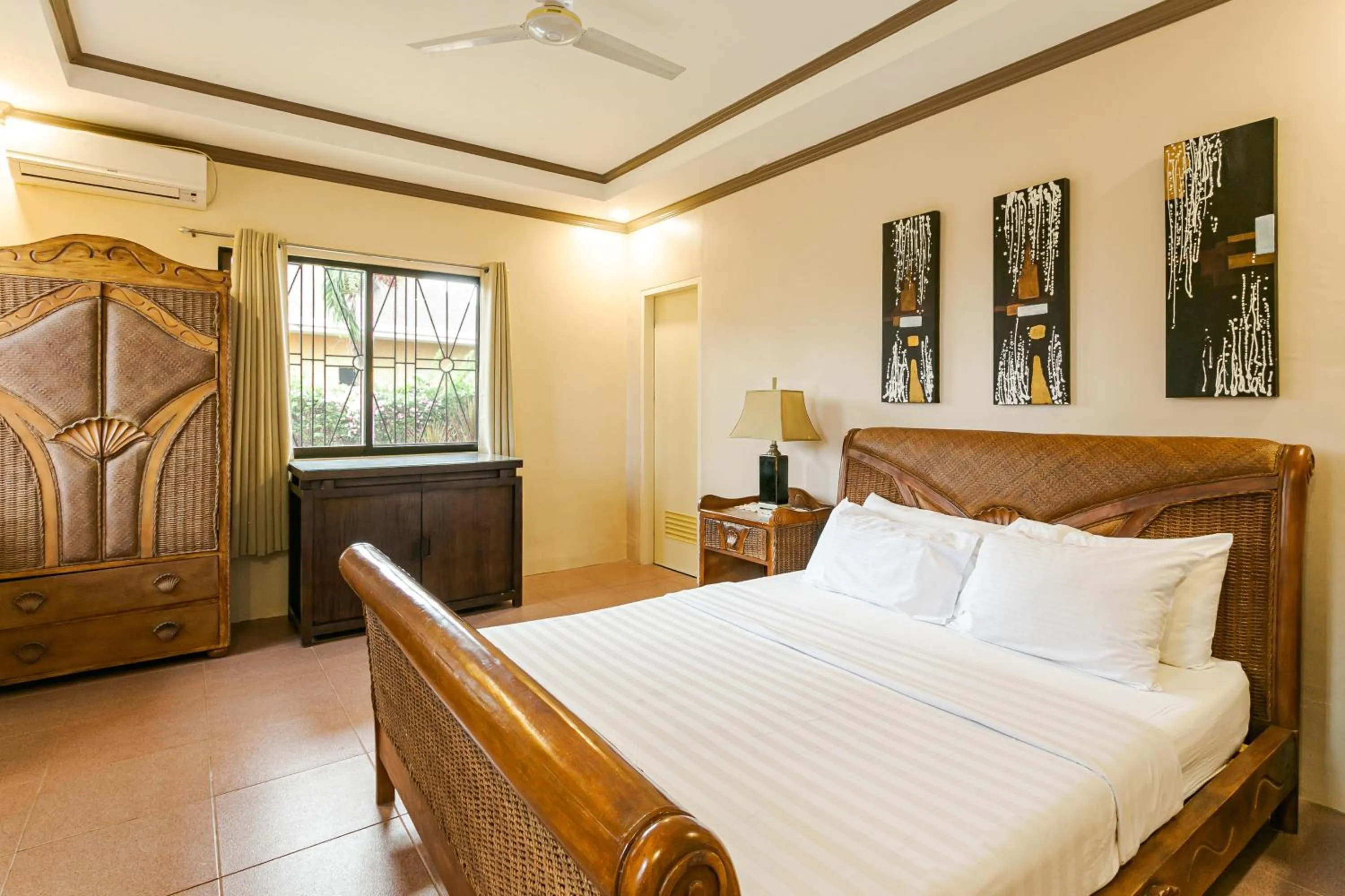 Bedroom, Bed in Turtle Bay Dive Resort
