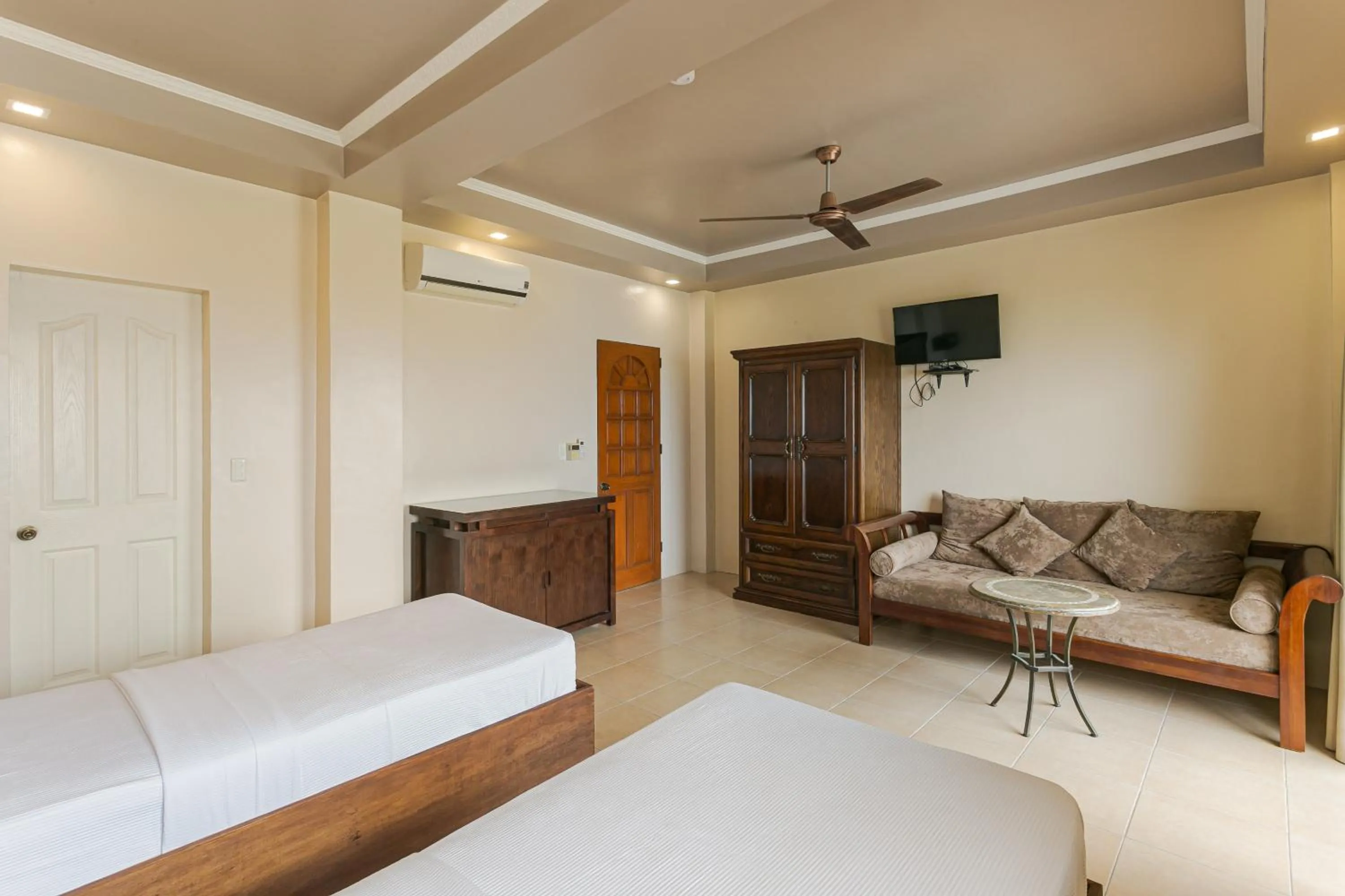 Bedroom, Bed in Turtle Bay Dive Resort
