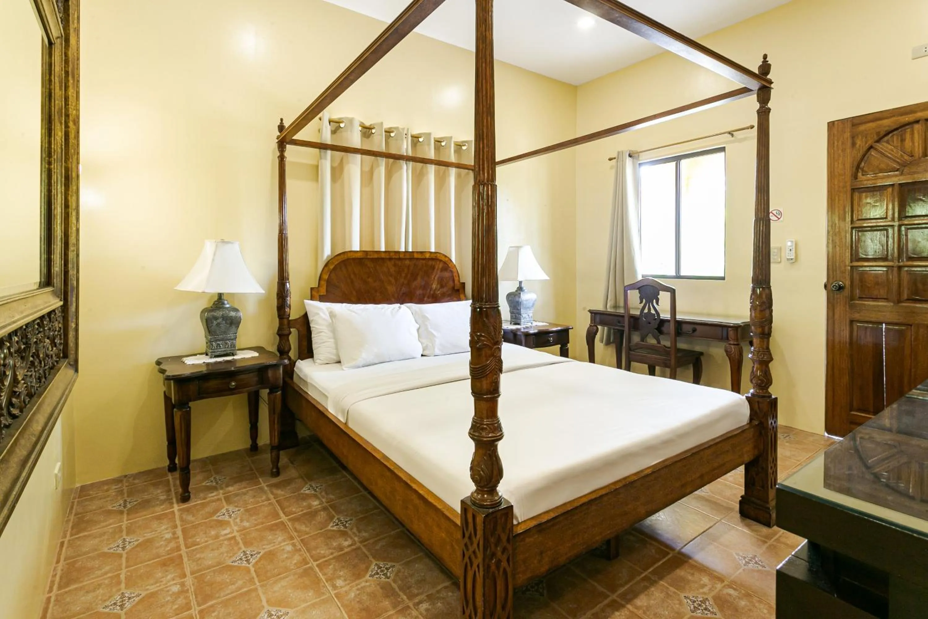 Bedroom, Bed in Turtle Bay Dive Resort