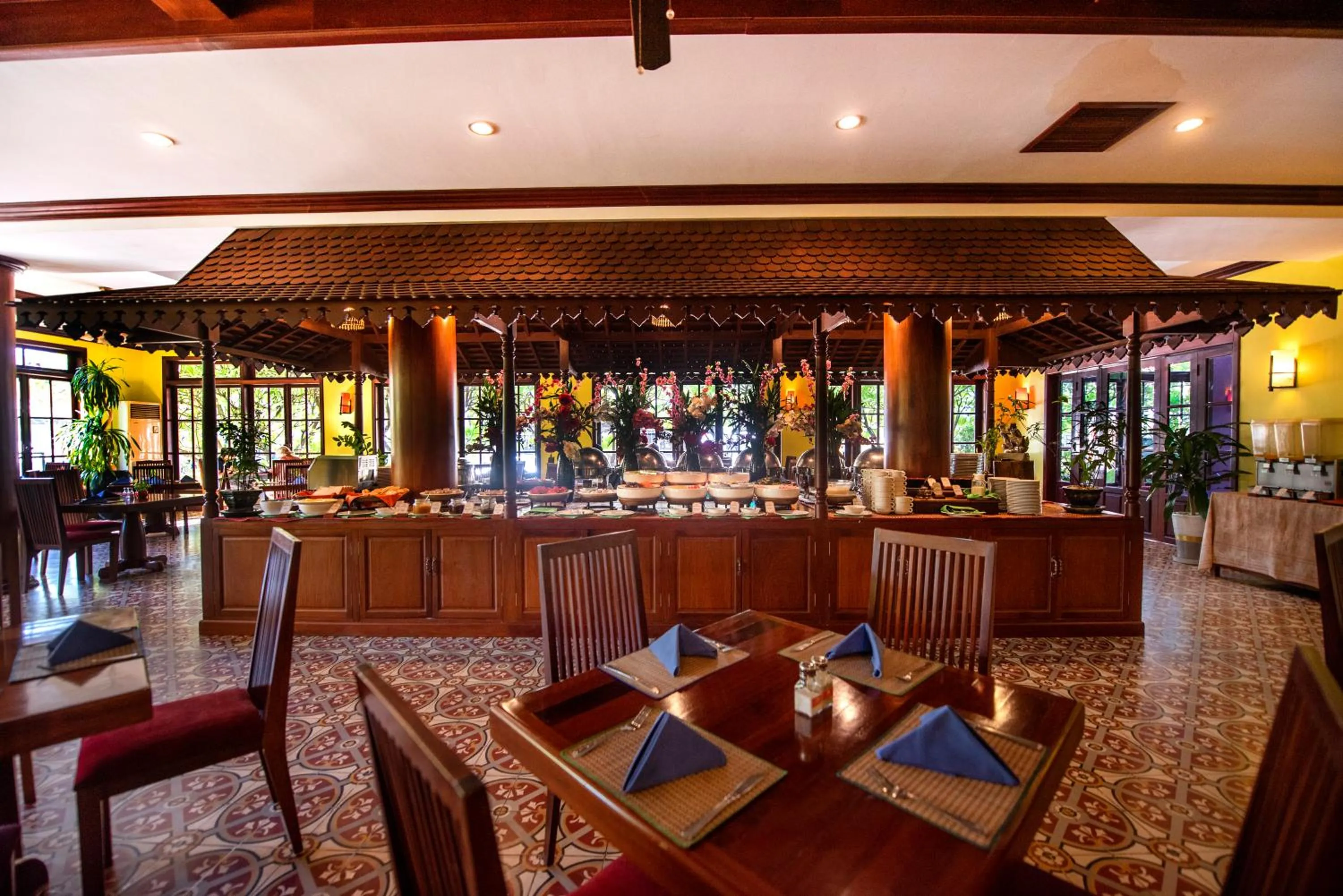 Restaurant/places to eat in Royal Crown Hotel & Spa