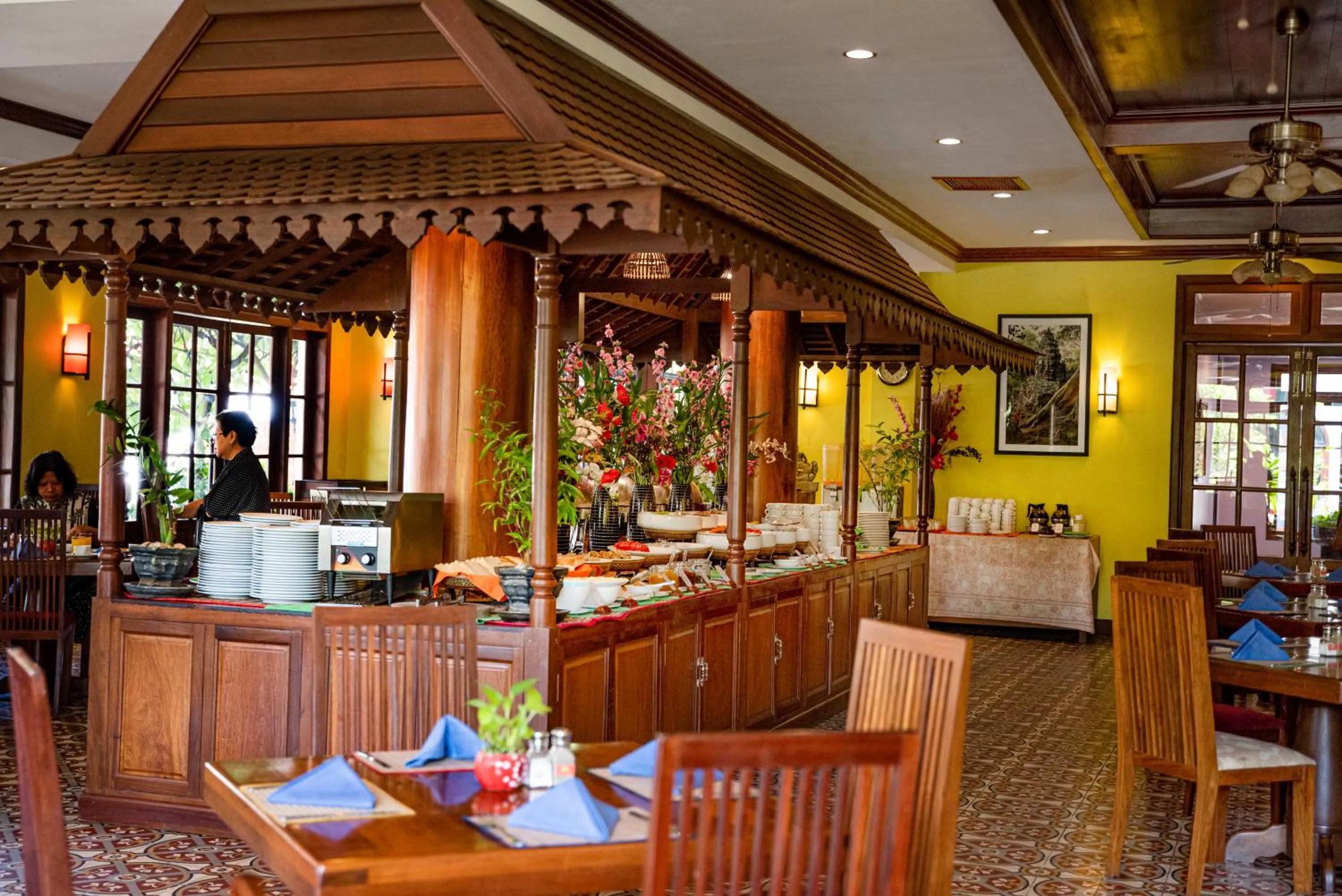 Restaurant/places to eat in Royal Crown Hotel & Spa