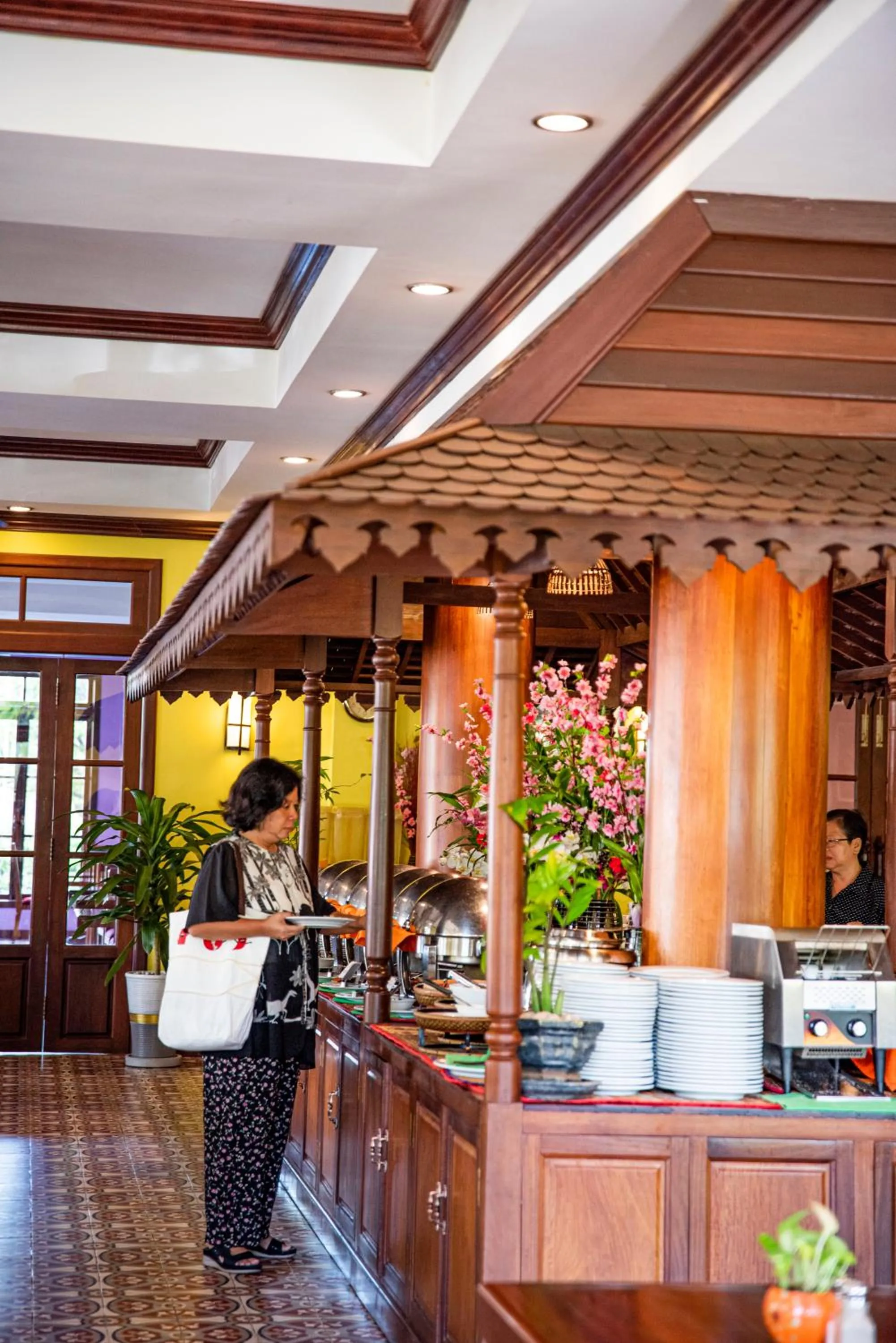 Restaurant/places to eat in Royal Crown Hotel & Spa