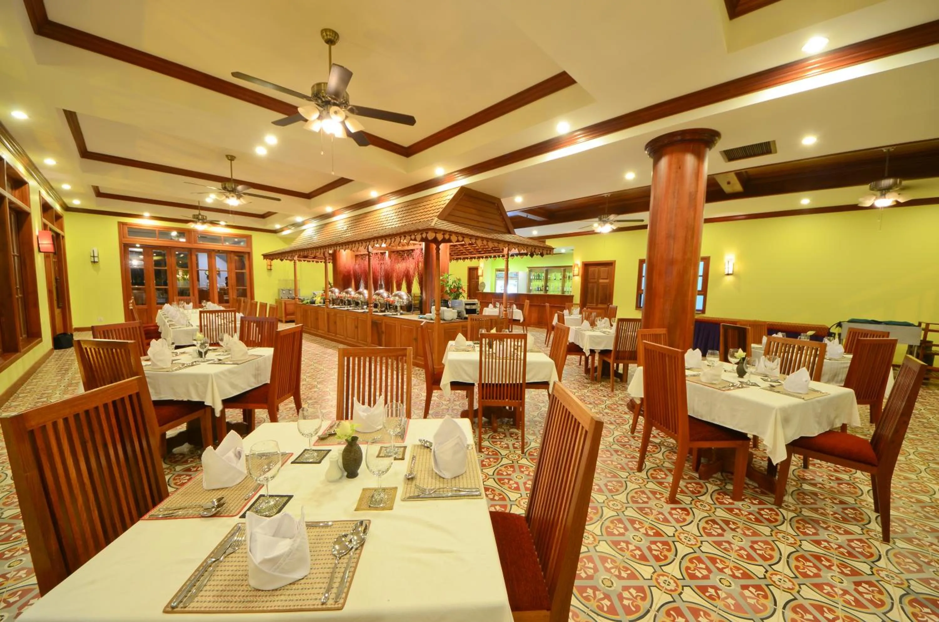 Restaurant/places to eat in Royal Crown Hotel & Spa