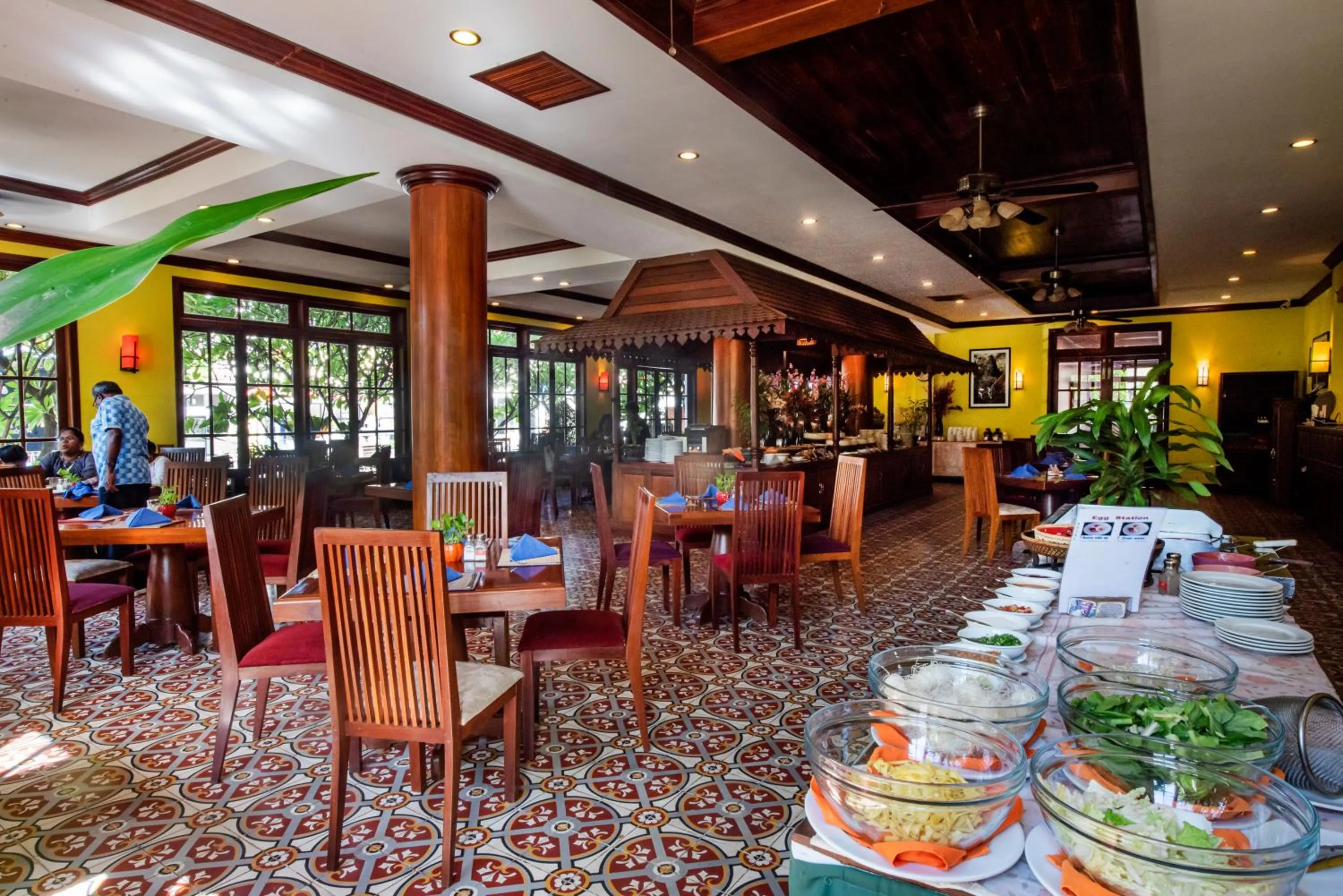 Restaurant/places to eat in Royal Crown Hotel & Spa