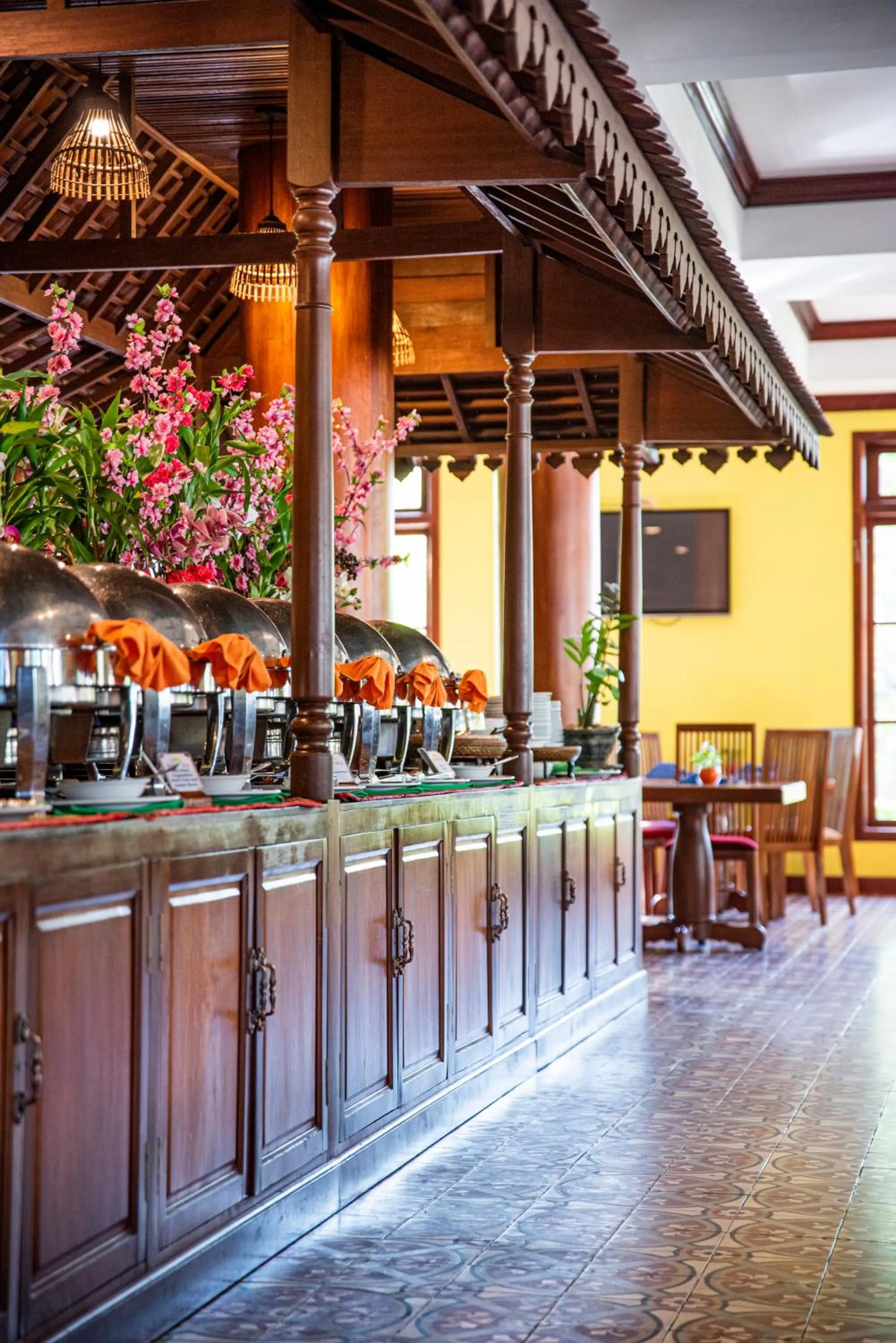 Restaurant/places to eat in Royal Crown Hotel & Spa