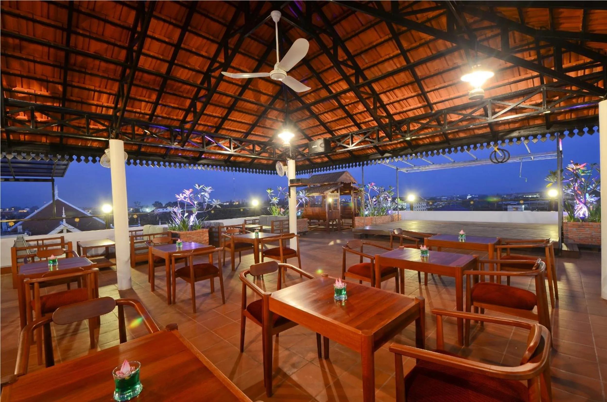 Restaurant/places to eat in Royal Crown Hotel & Spa