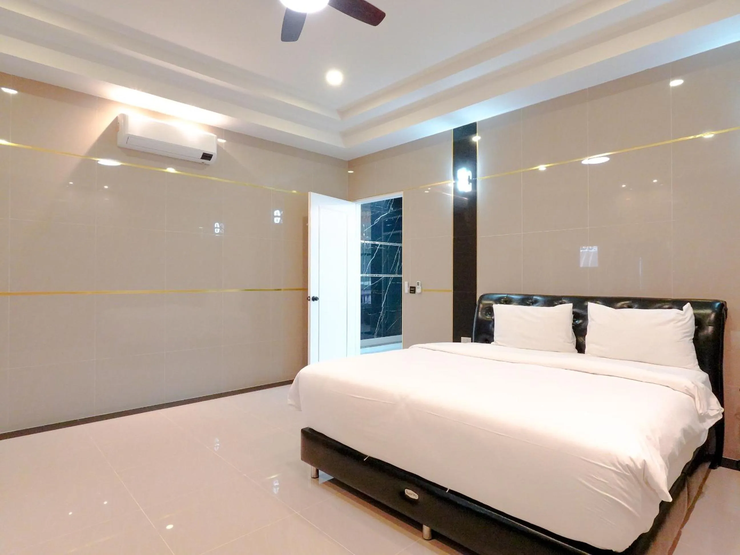 Bed in Top Pool Villa B5