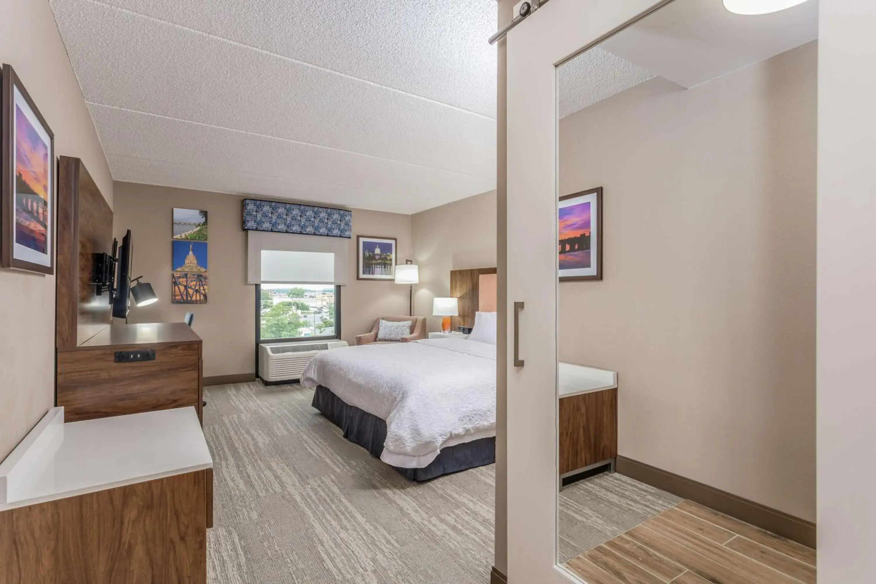 Bed in Hampton Inn Harrisburg-East/Hershey Bed in Hampton Inn Harrisburg-East/Hershey