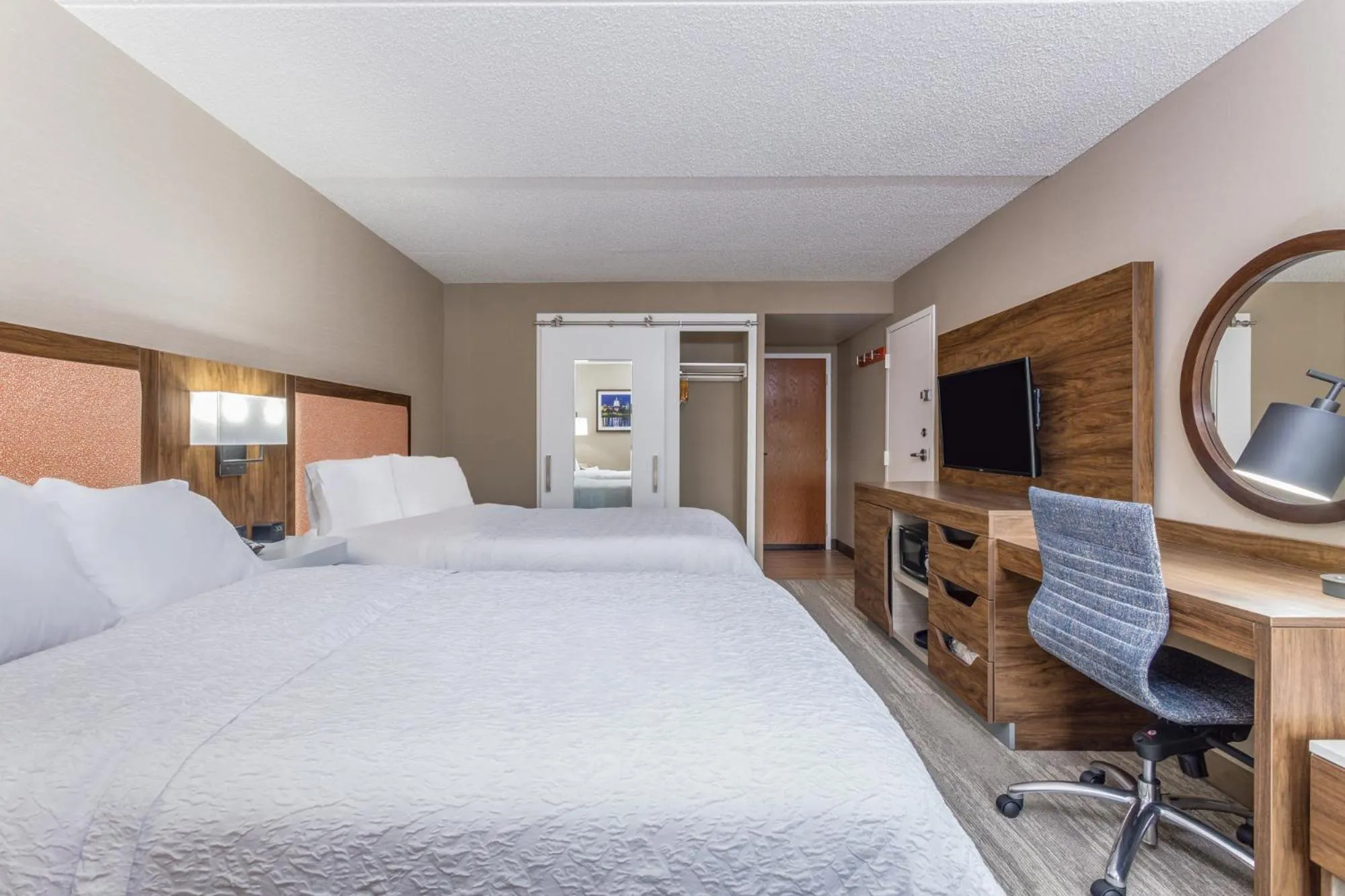 Photo of the whole room, Bed in Hampton Inn Harrisburg-East/Hershey