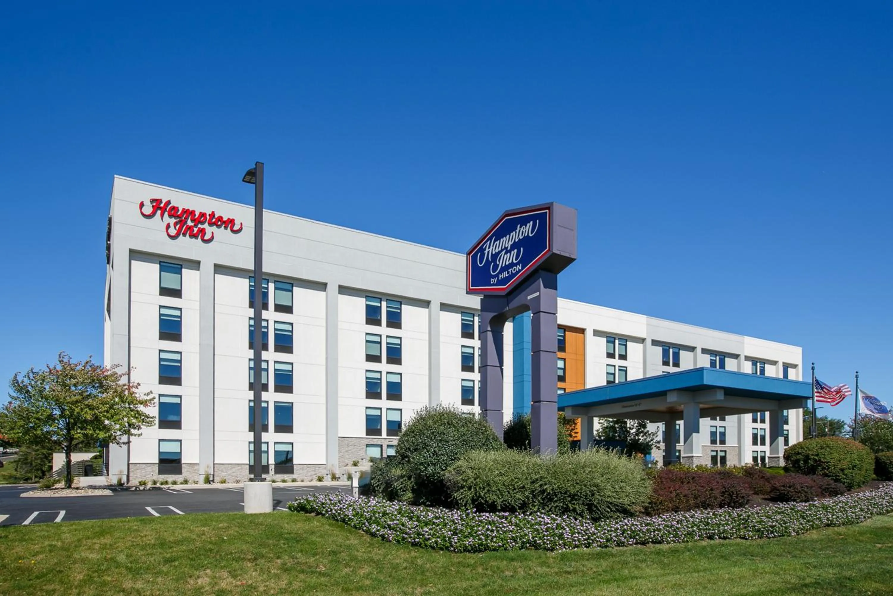 Property building in Hampton Inn Harrisburg-East/Hershey
