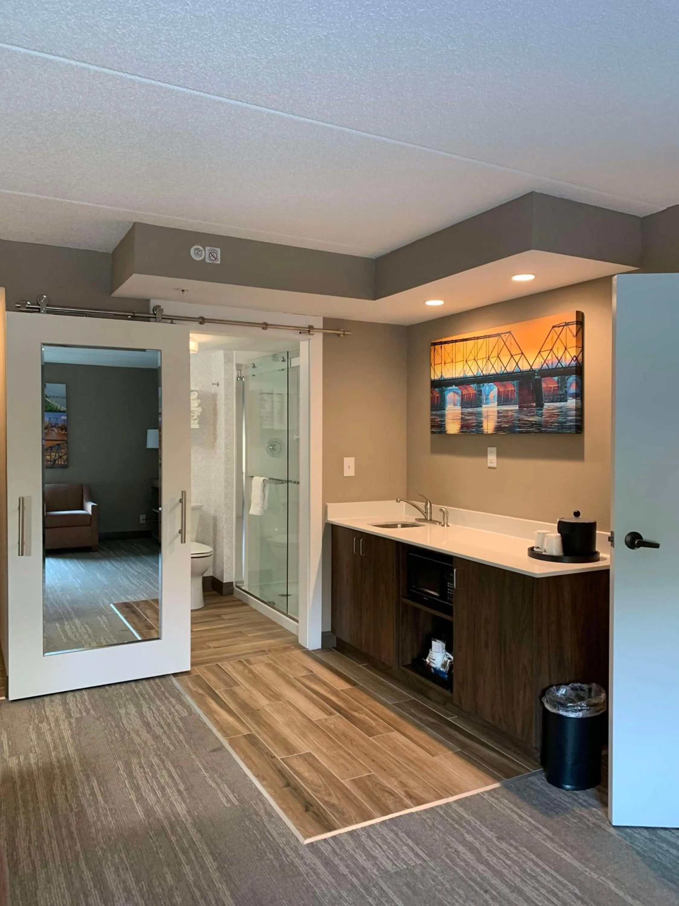 Bathroom, Bed in Hampton Inn Harrisburg-East/Hershey