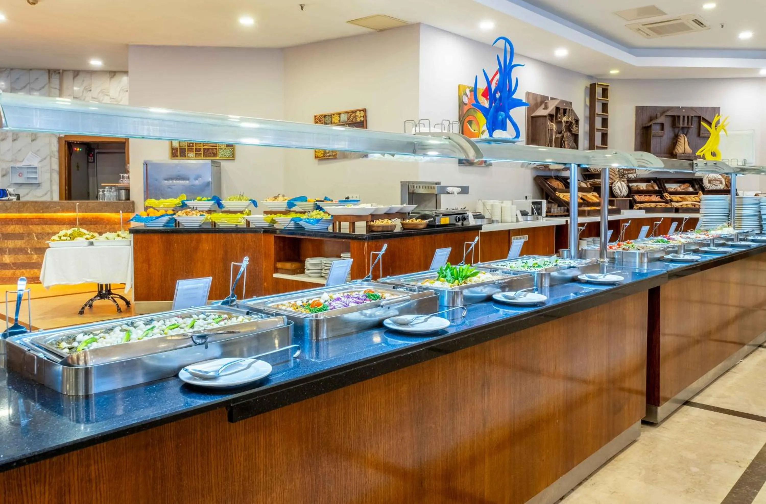 Restaurant/places to eat in Ramada Resort Side