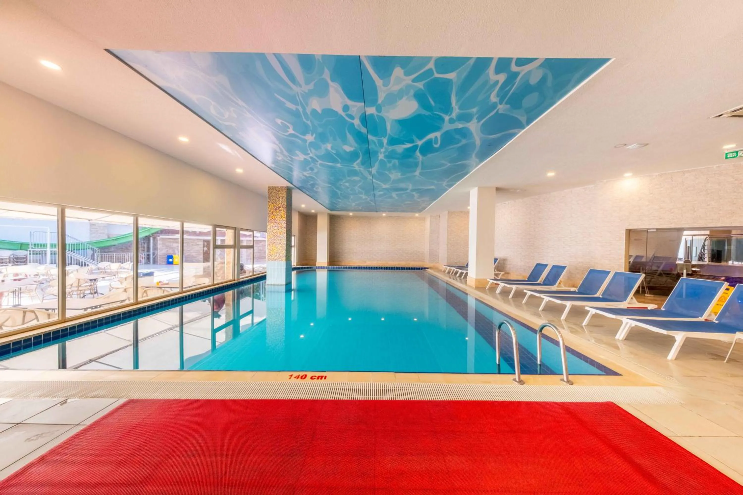 Swimming pool in Ramada Resort Side