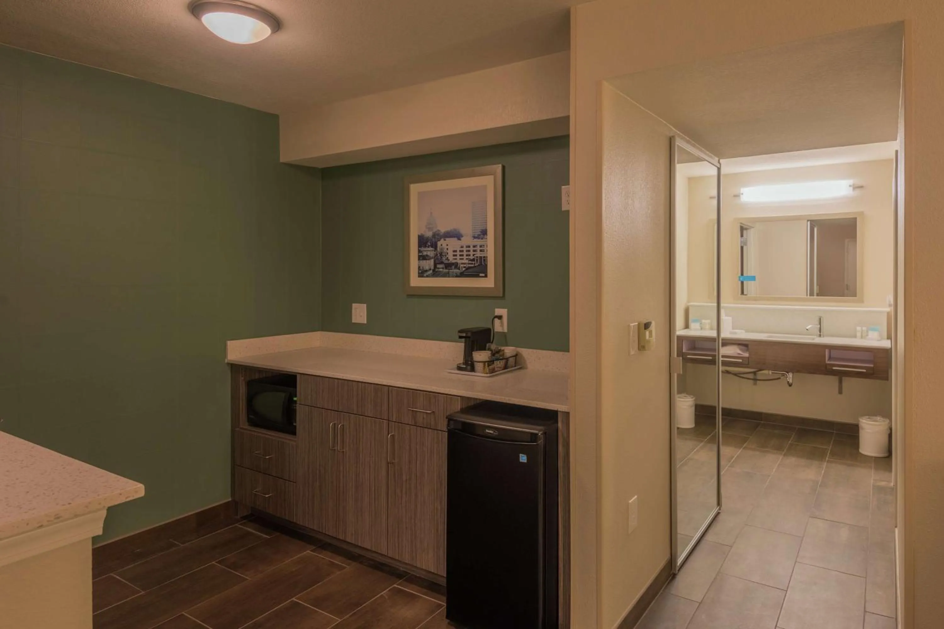Kitchen or kitchenette in Hampton Inn & Suites Jackson Coliseum