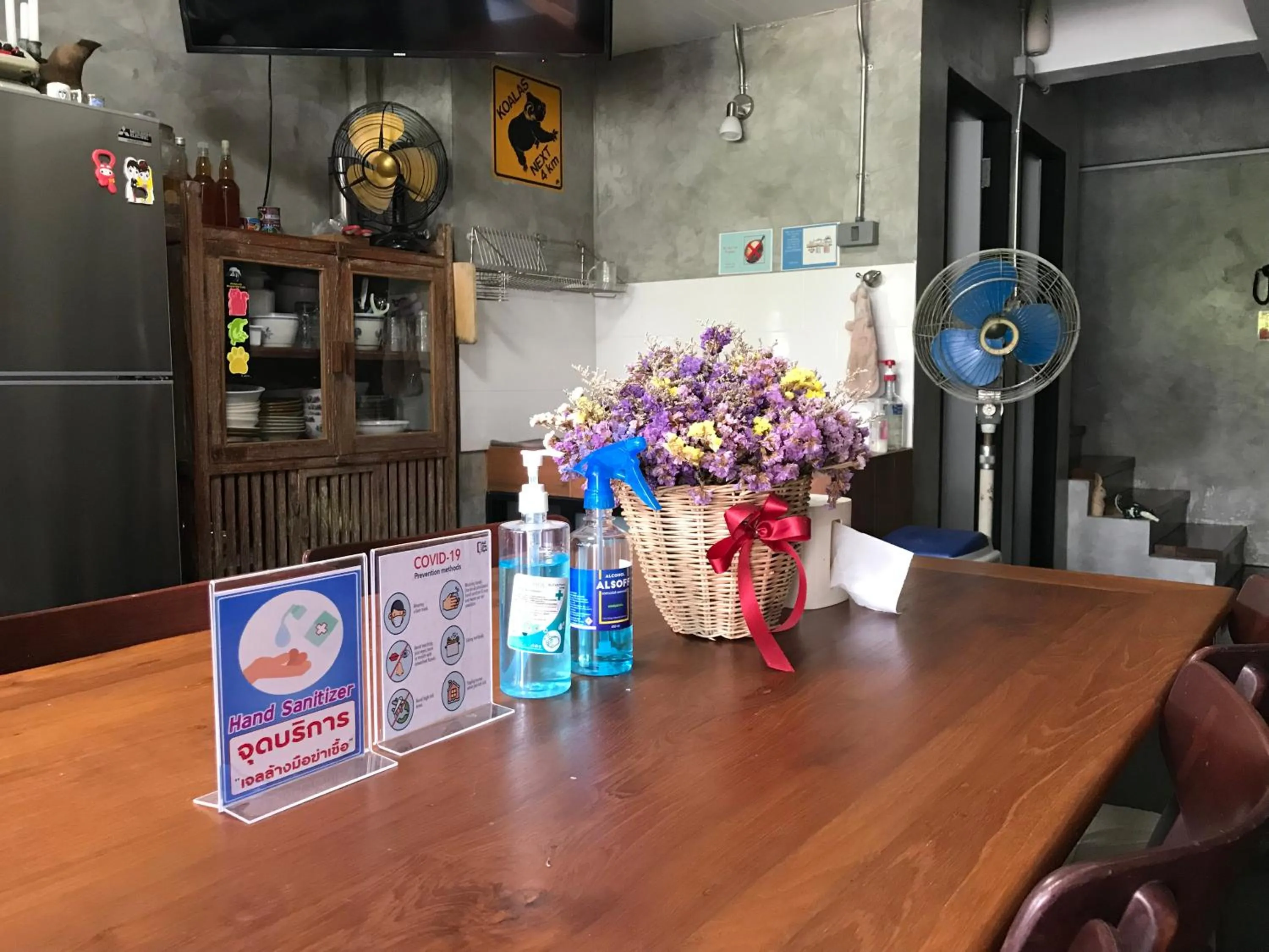 Living room in Baan Lung Poshtel
