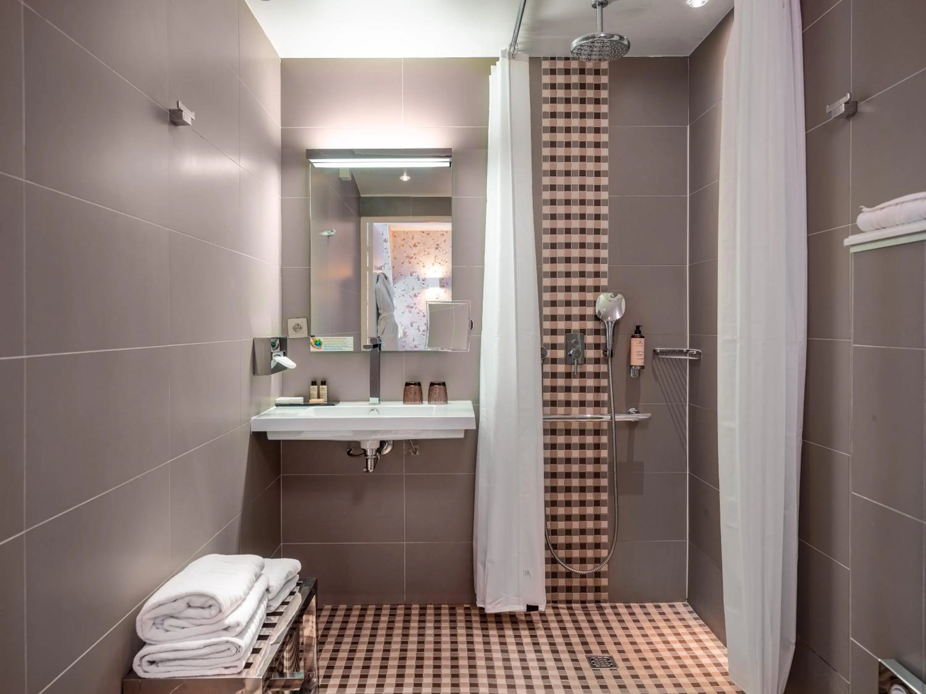 Shower in Hotel Le Mareuil