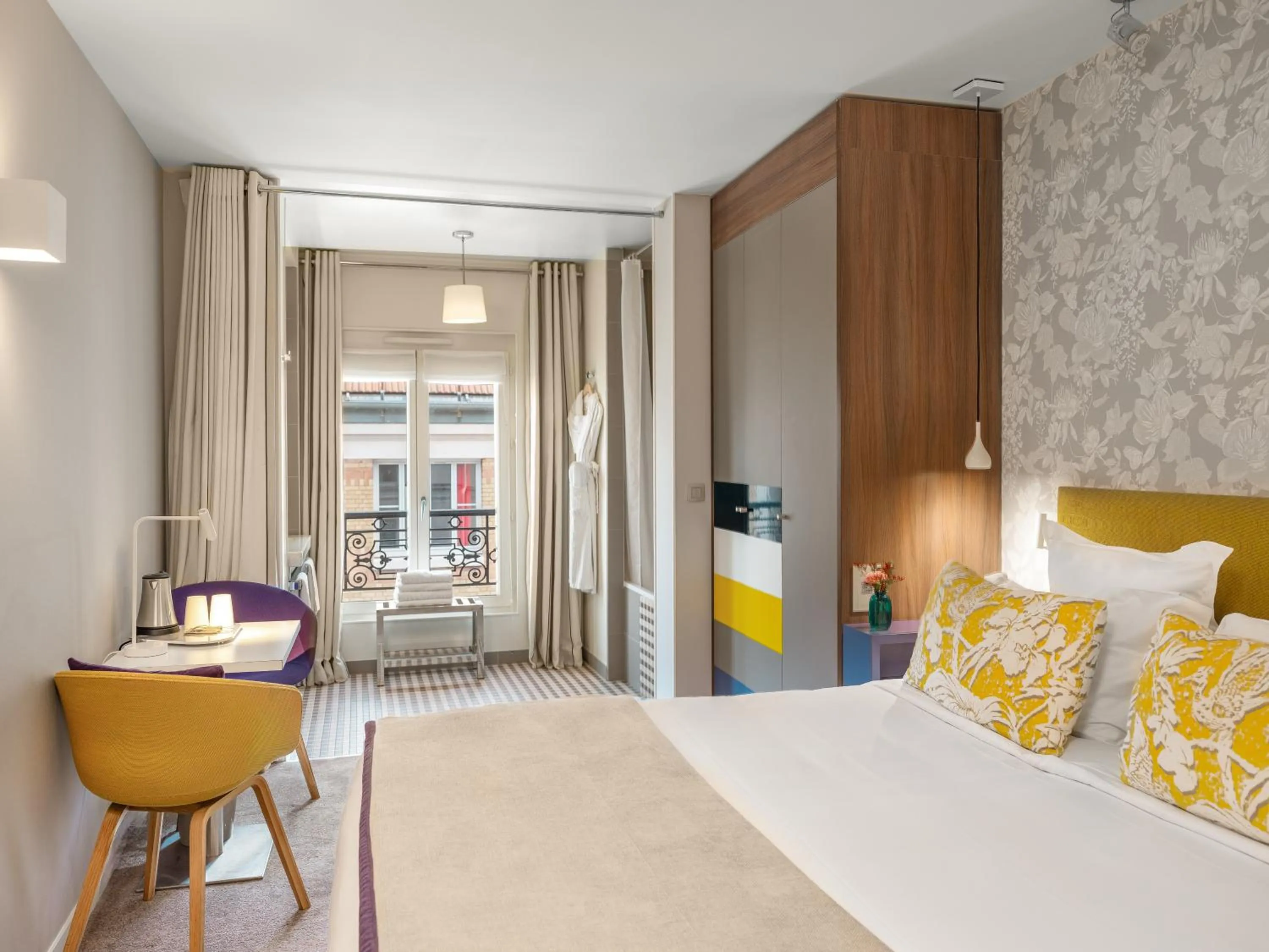 Bathroom, Bed in Hotel Le Mareuil