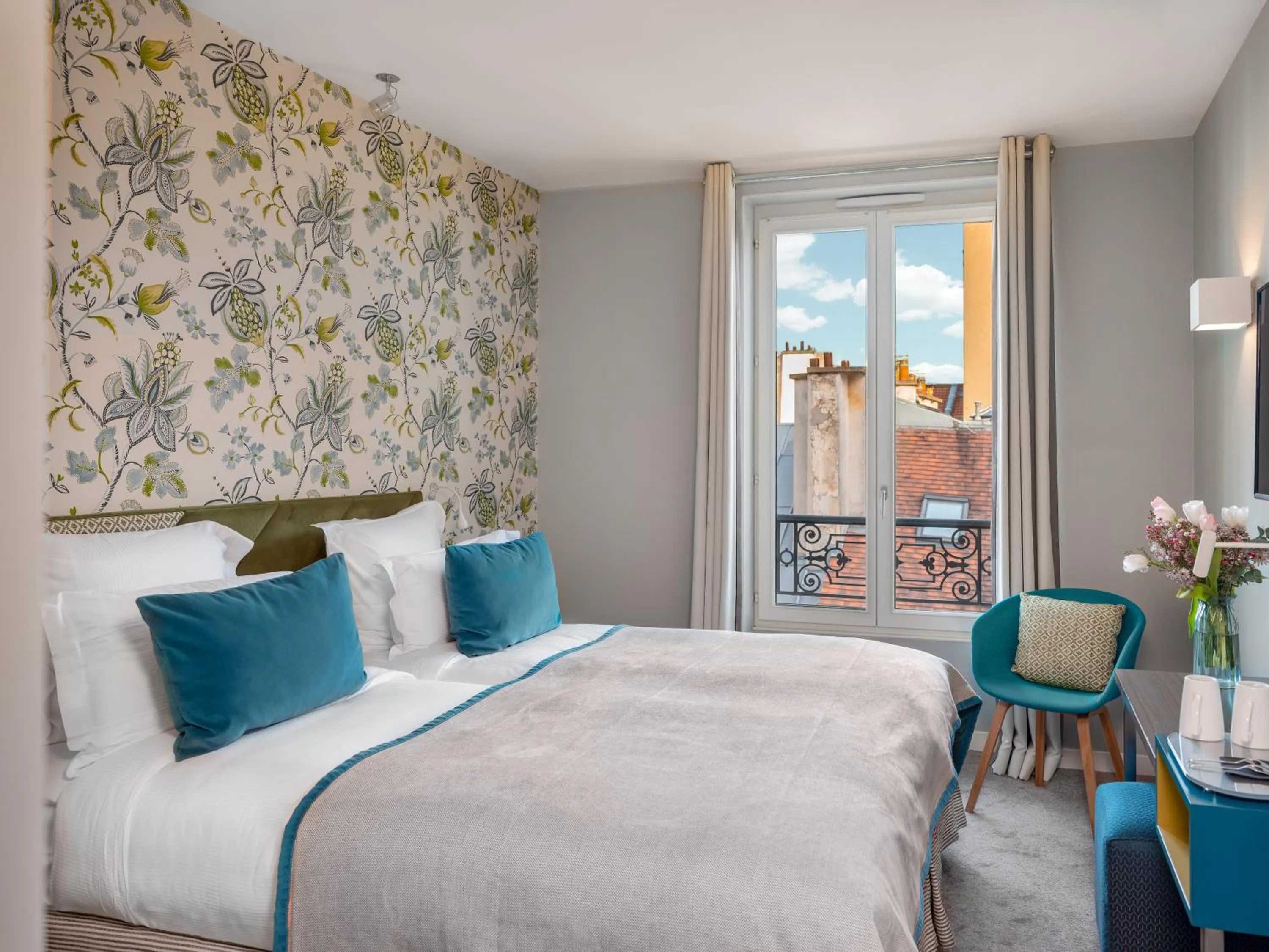 Photo of the whole room, Bed in Hotel Le Mareuil