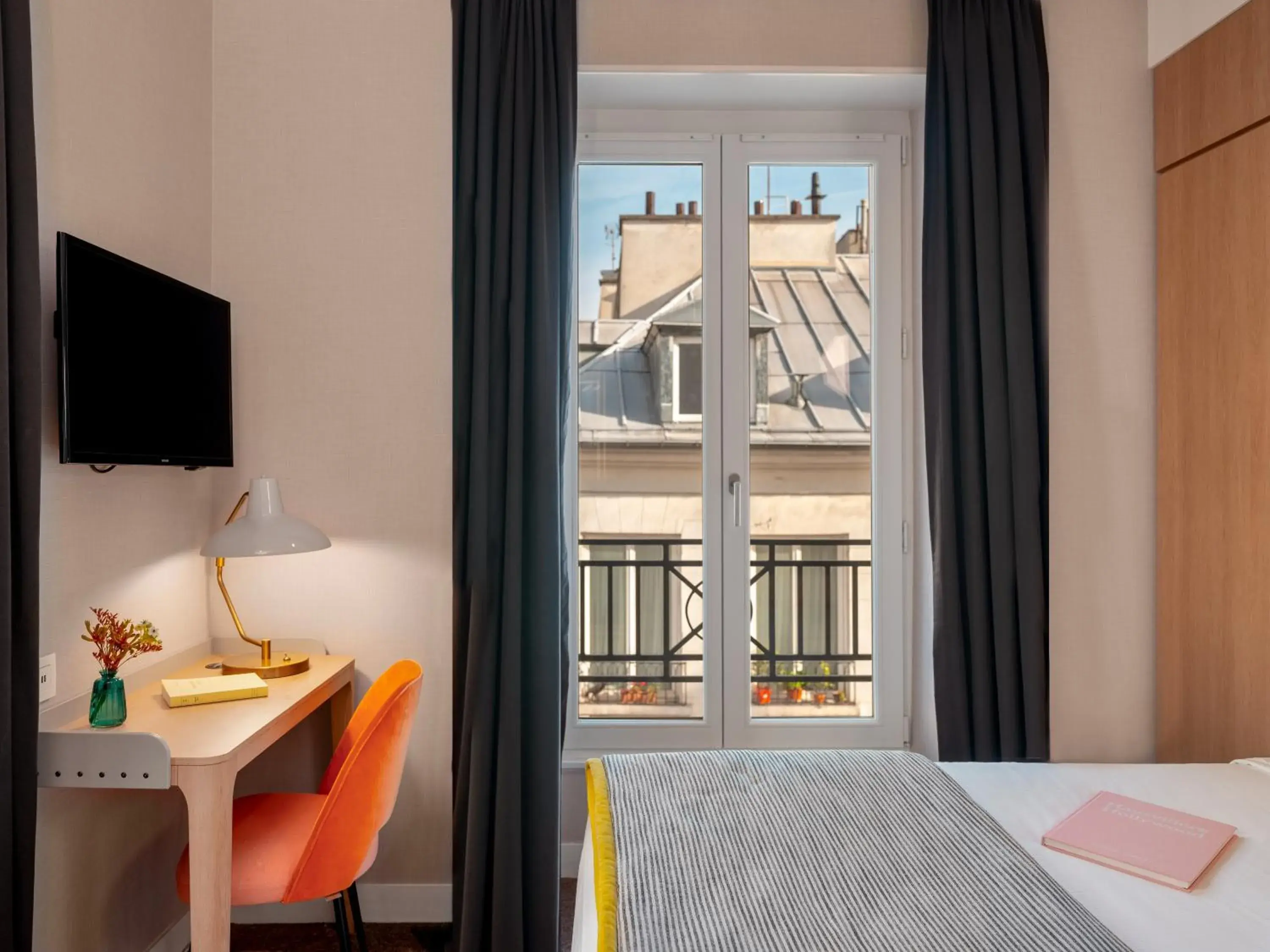 View (from property/room), Bed in Hotel Le Mareuil View (from property/room), Bed in Hotel Le Mareuil