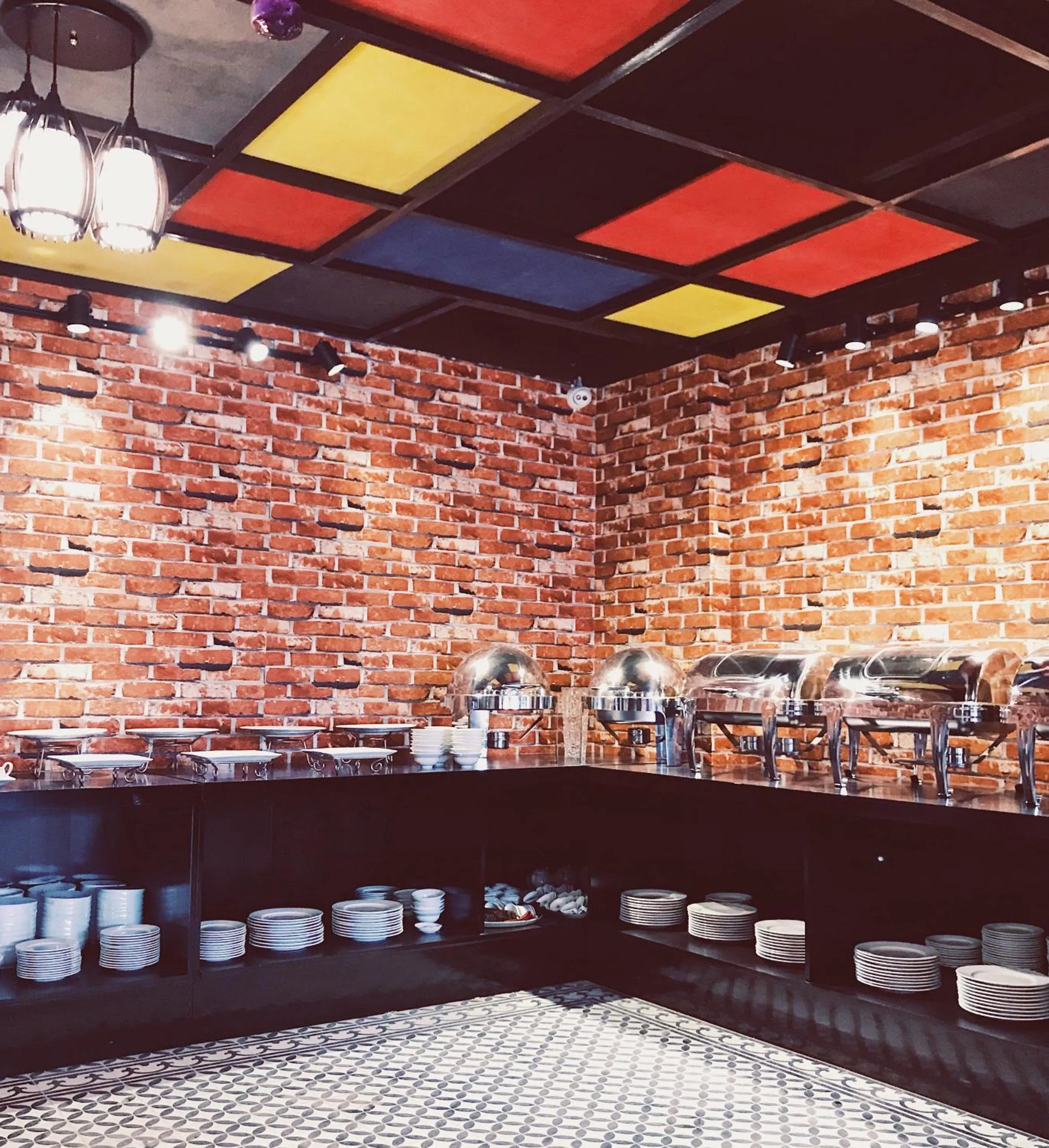 Restaurant/places to eat in Max Boutique Hotel