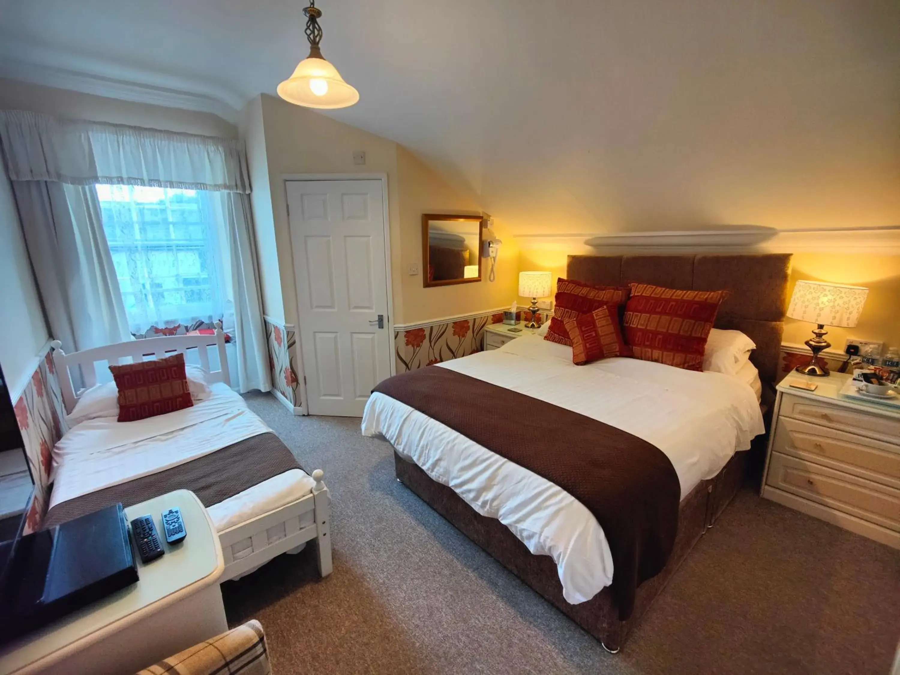 Double or Twin Room with Shower in The Pack o' Cards Double or Twin Room with Shower in The Pack o' Cards