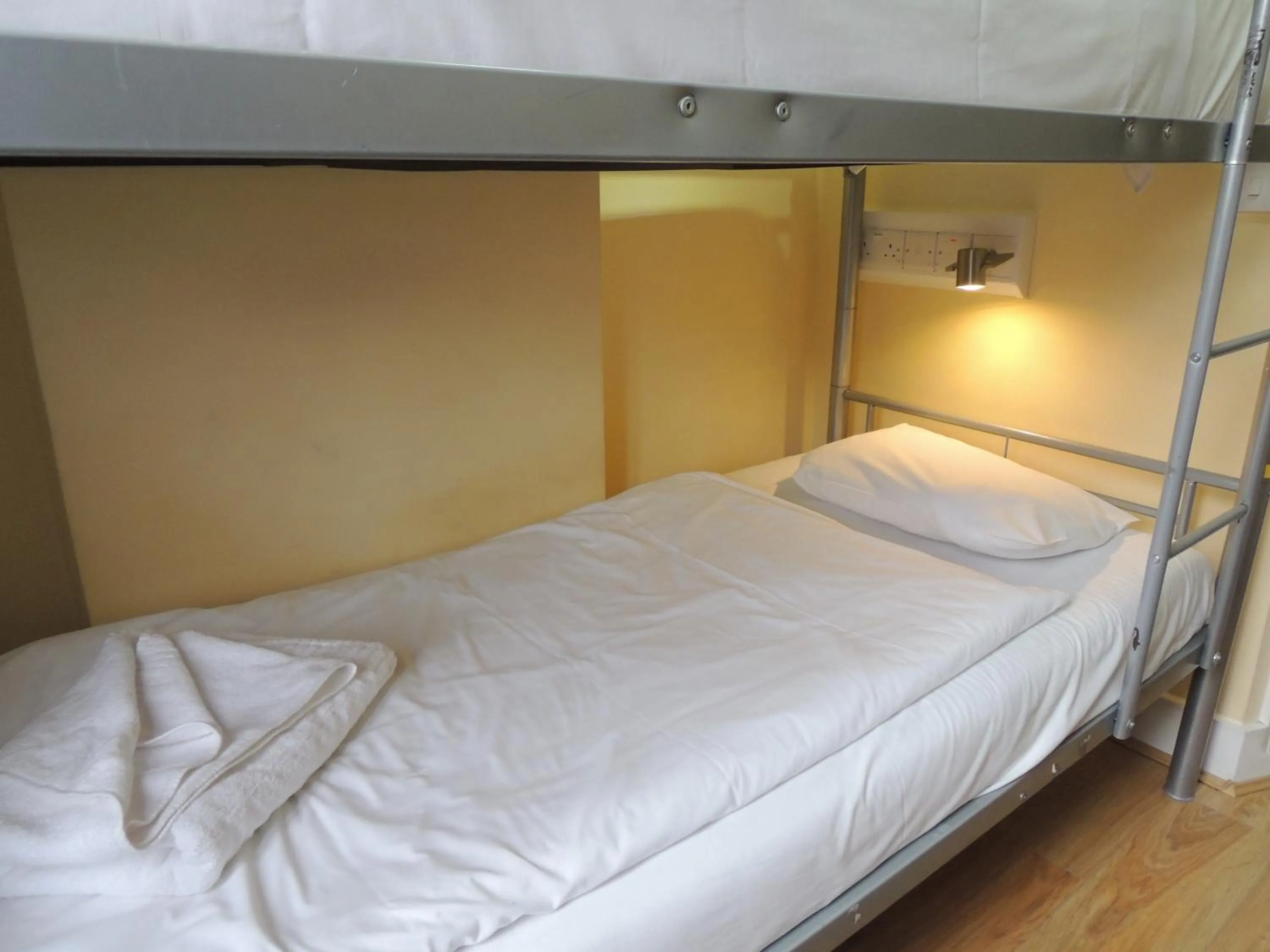 Bedroom, Bed in Dolphin Inn - The Lodge