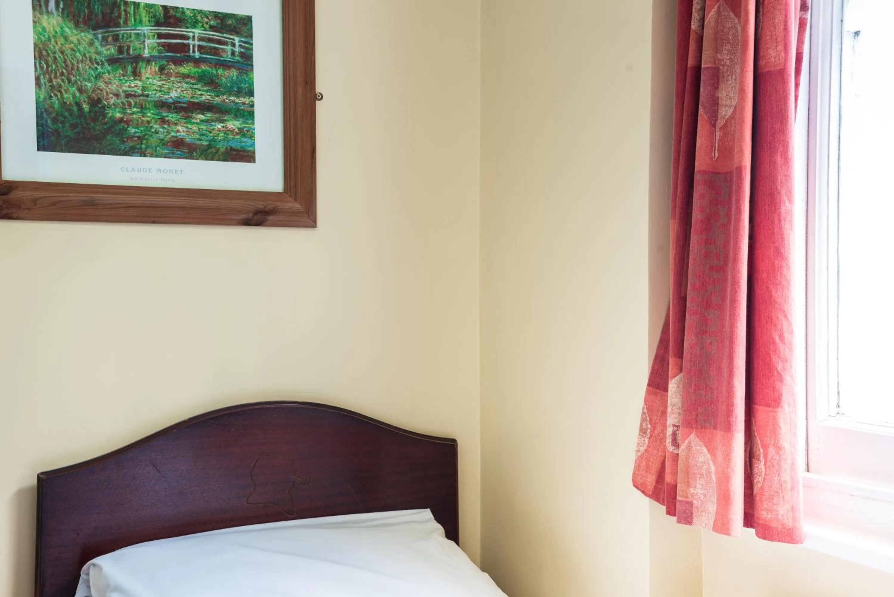 Bed in Dolphin Inn - The Lodge