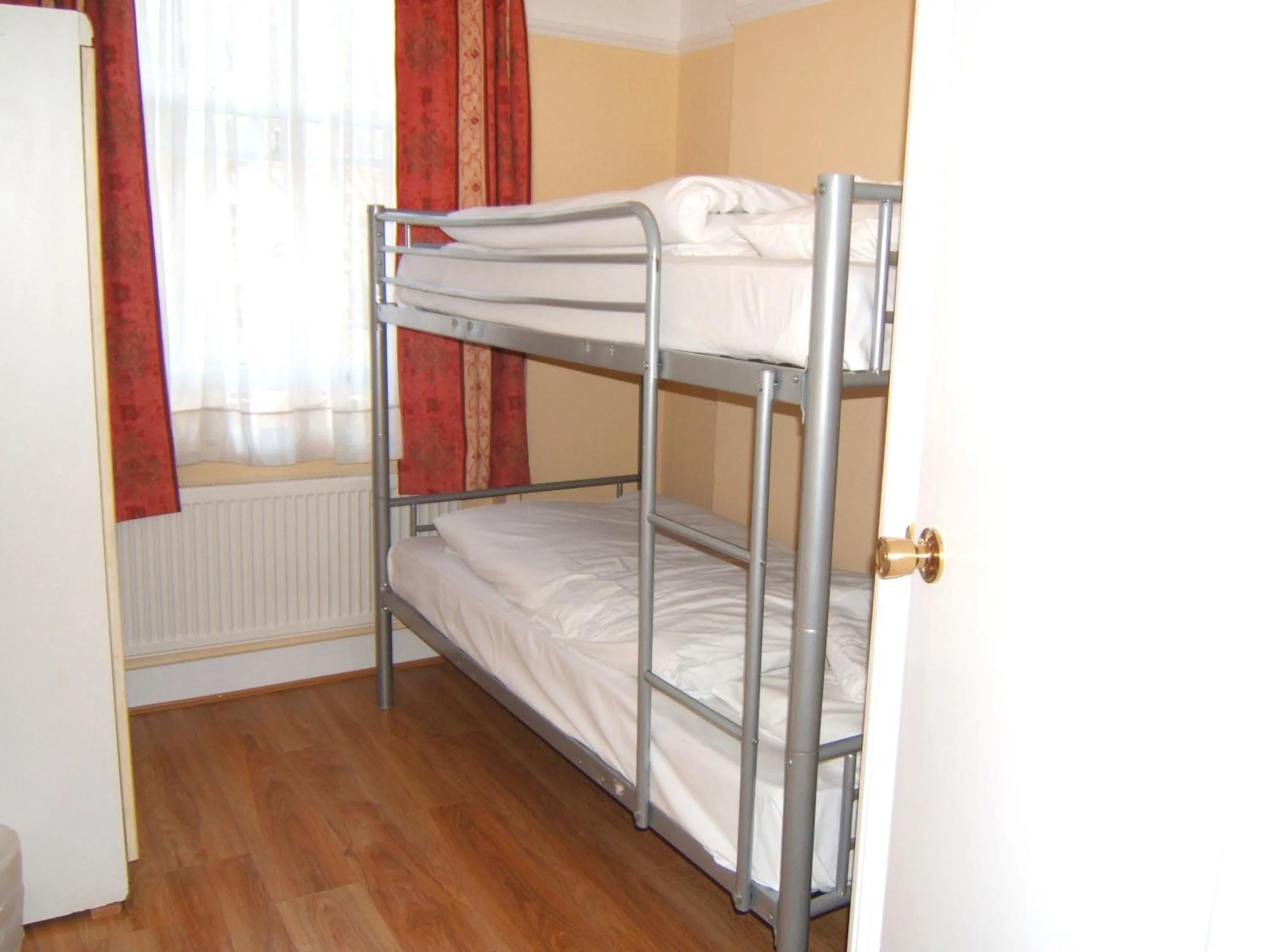 Bedroom, Bed in Dolphin Inn - The Lodge