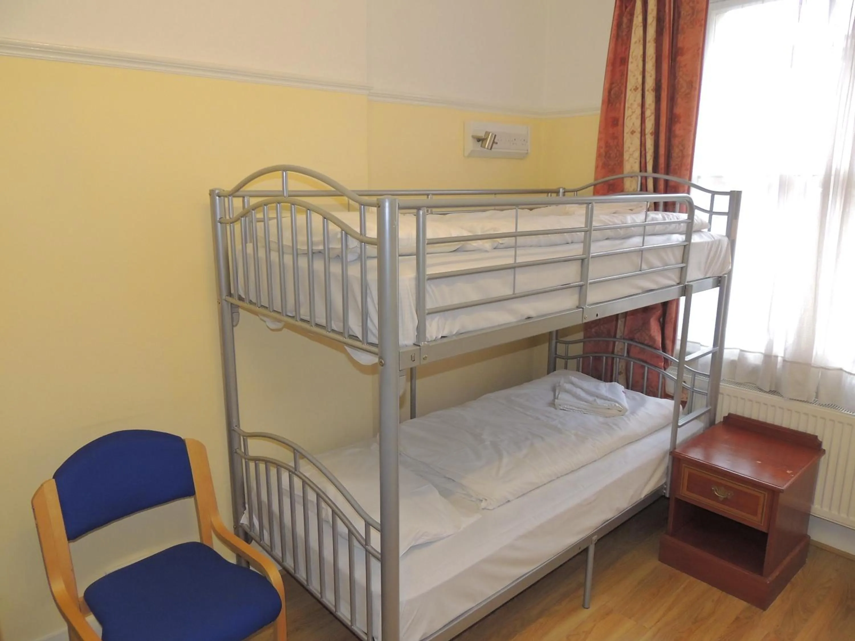 Bedroom, Bed in Dolphin Inn - The Lodge