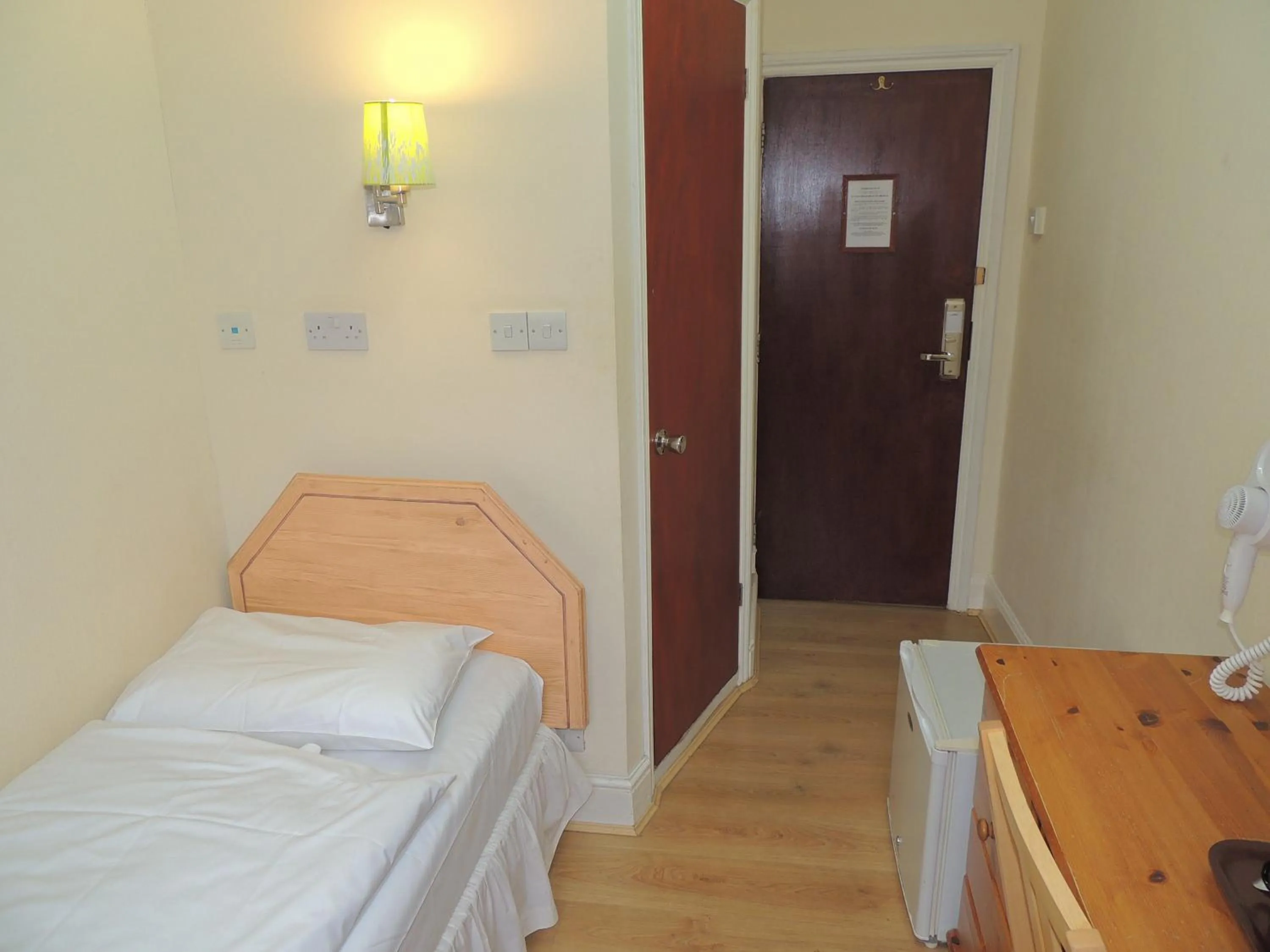 Bedroom, Bed in Dolphin Inn - The Lodge