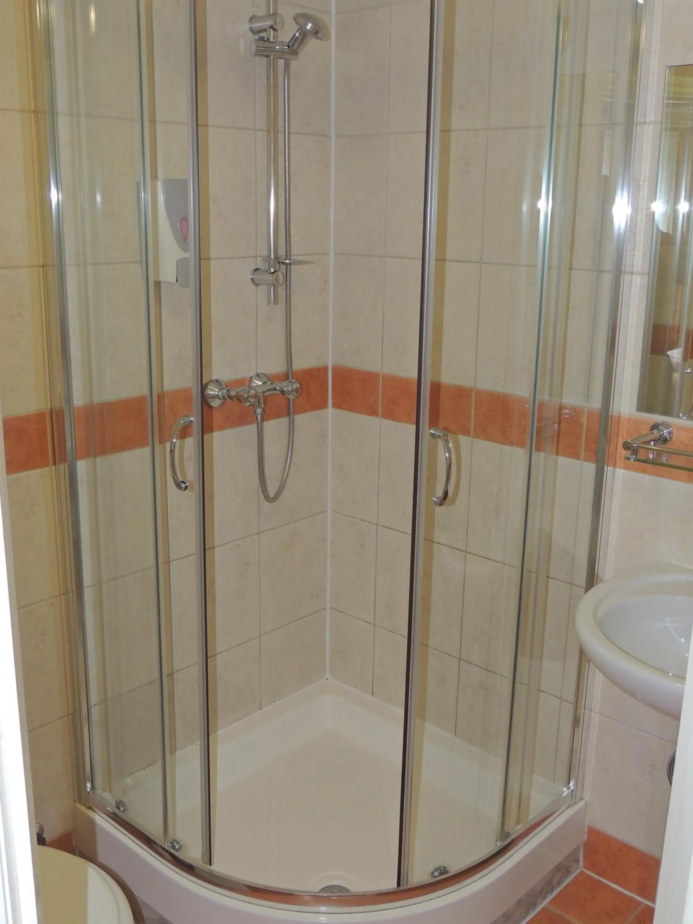Shower in Dolphin Inn - The Lodge
