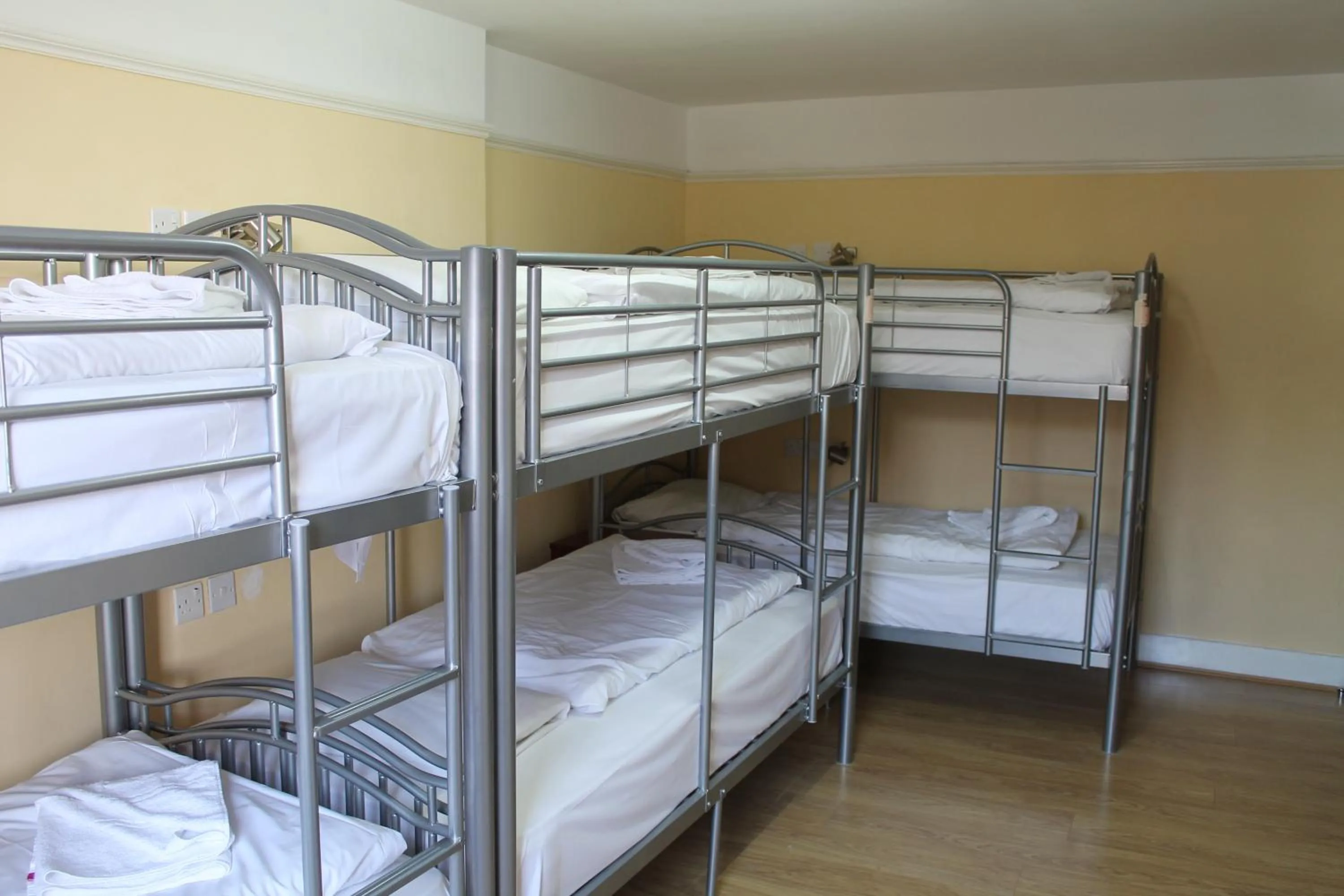 Bedroom, Bed in Dolphin Inn - The Lodge