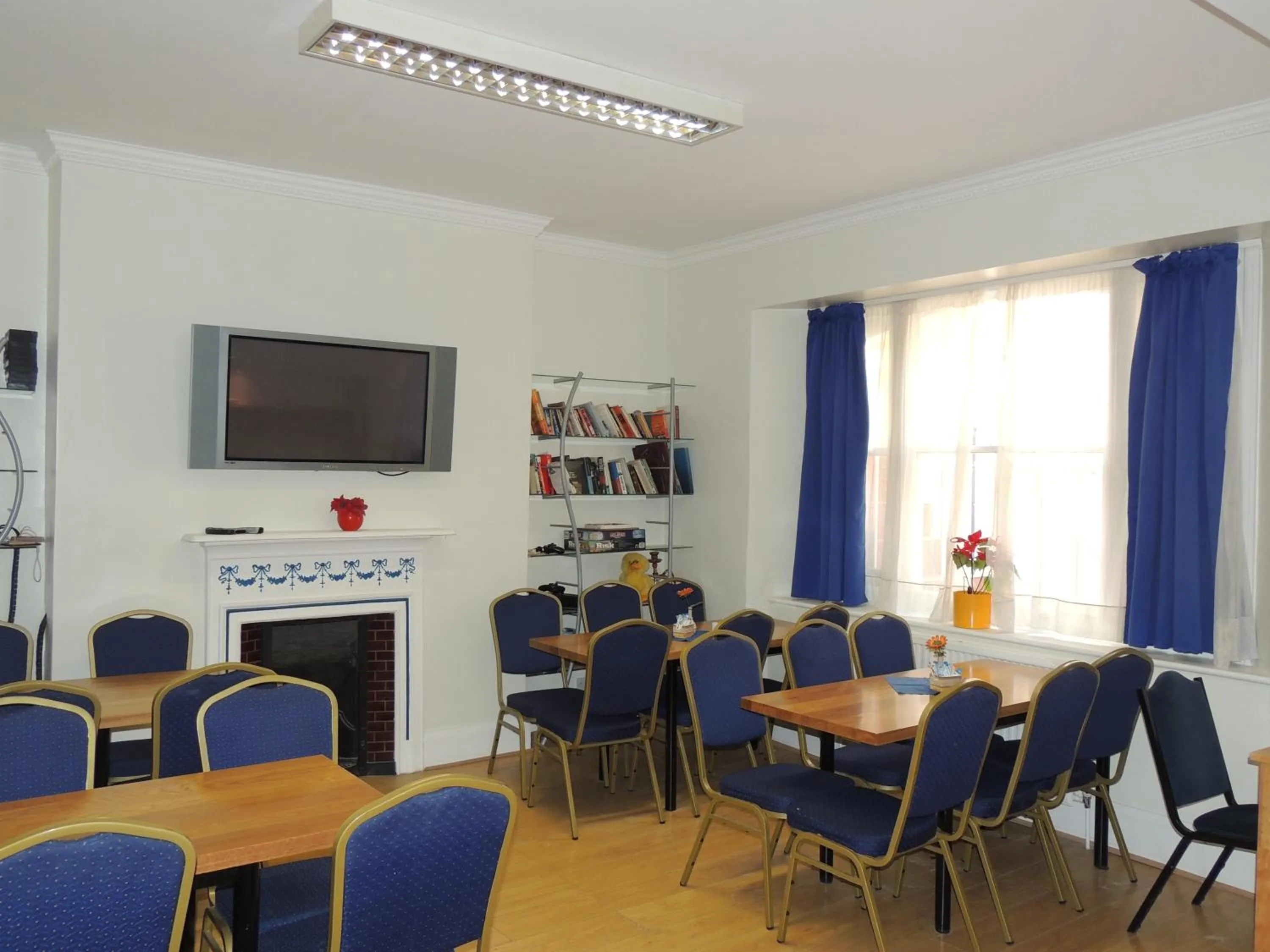 Communal lounge/ TV room in Dolphin Inn - The Lodge