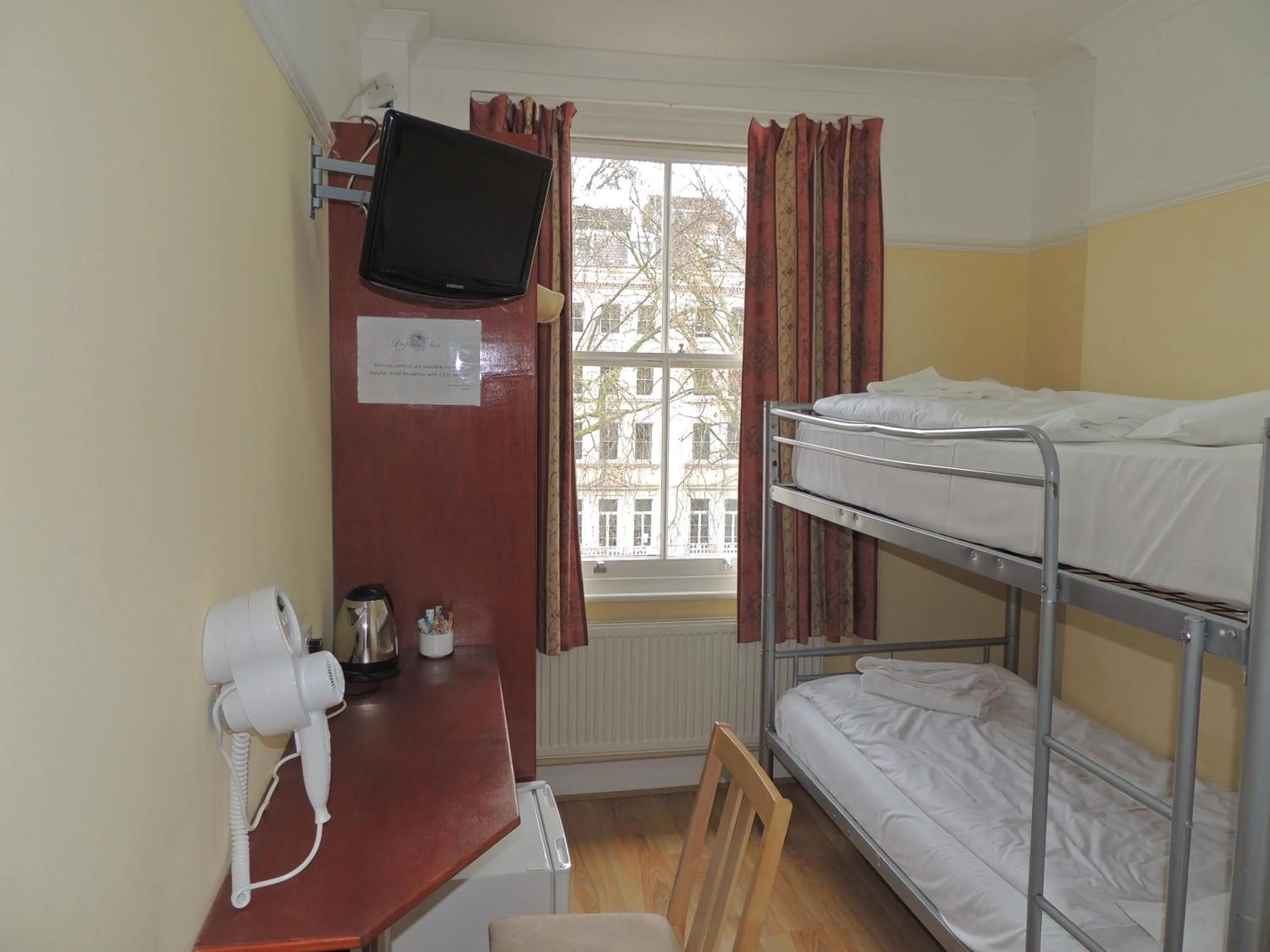 Bedroom, Bed in Dolphin Inn - The Lodge