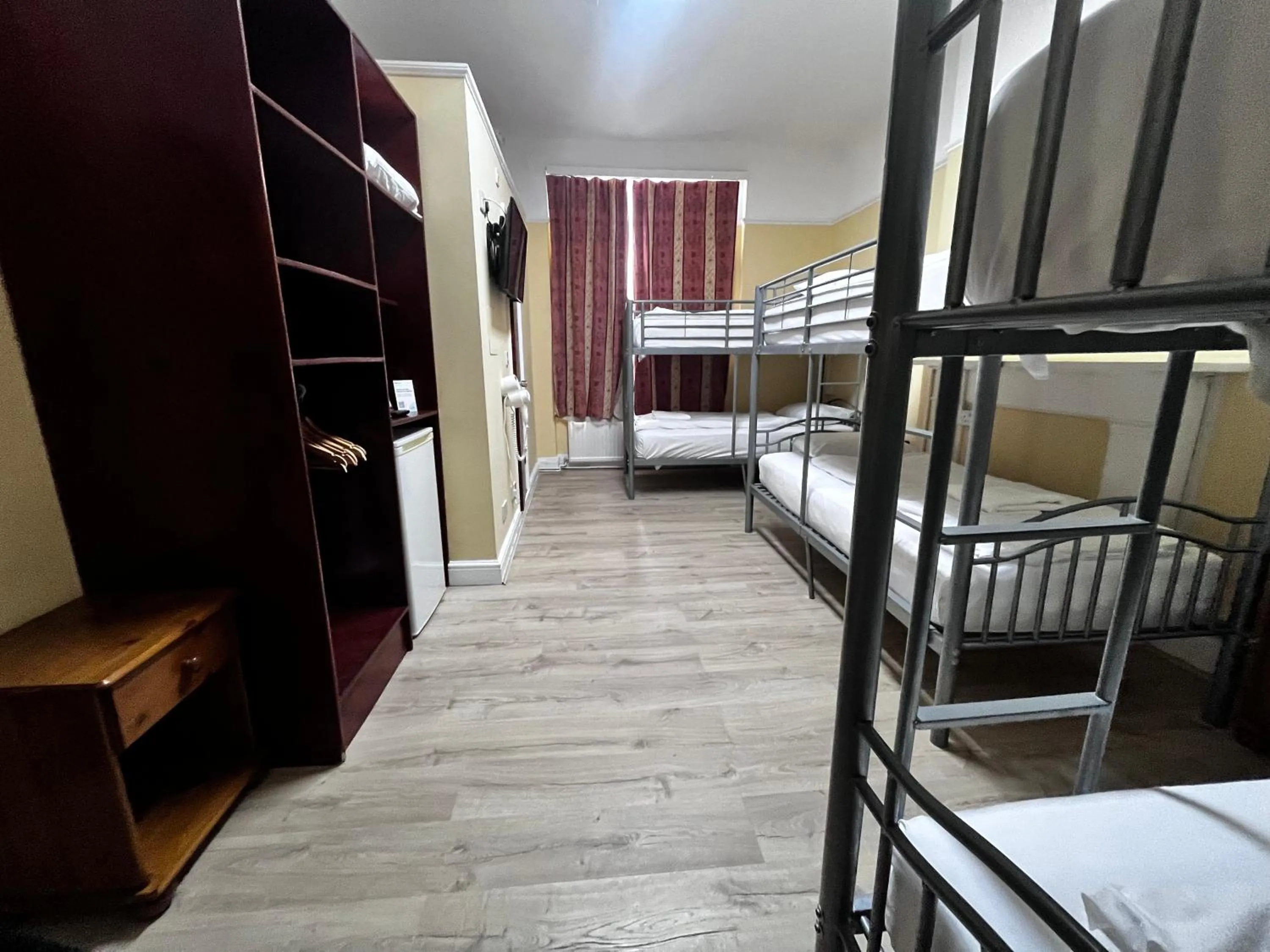 Bed in Dolphin Inn - The Lodge