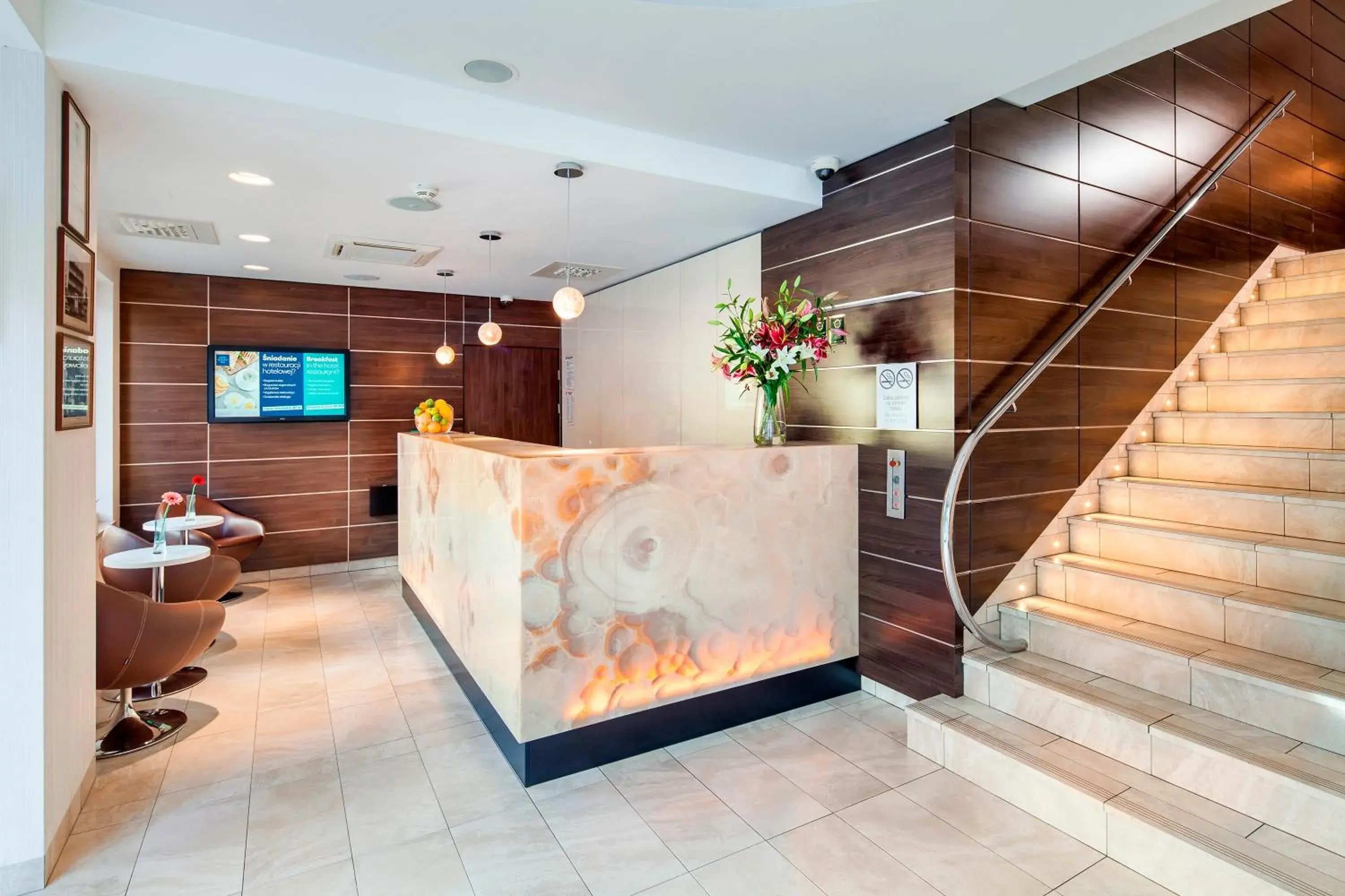 Lobby or reception in Hotel Różany Gaj - Destigo Hotels Lobby or reception in Hotel Różany Gaj - Destigo Hotels