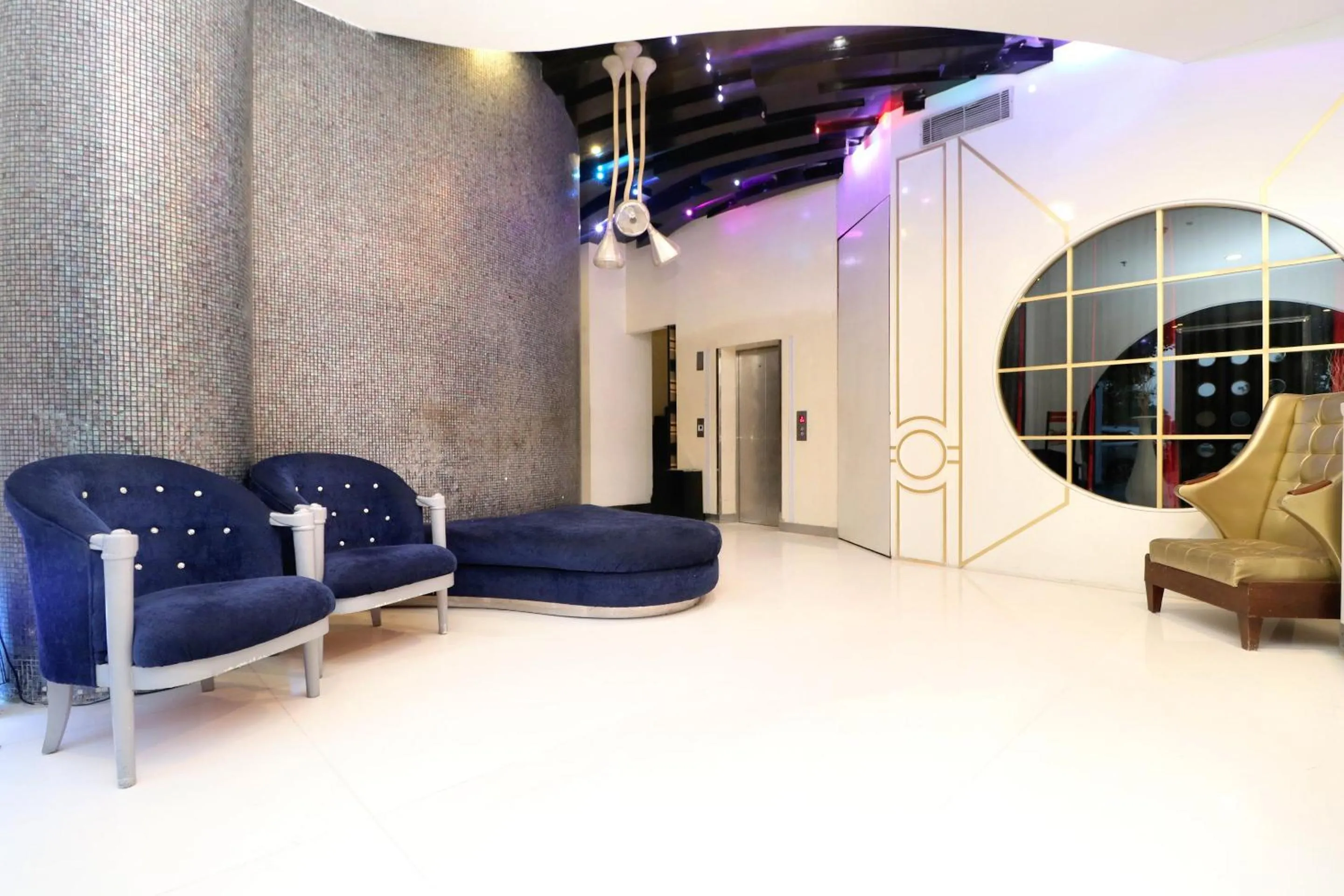 Lobby or reception in The Toy Hotel