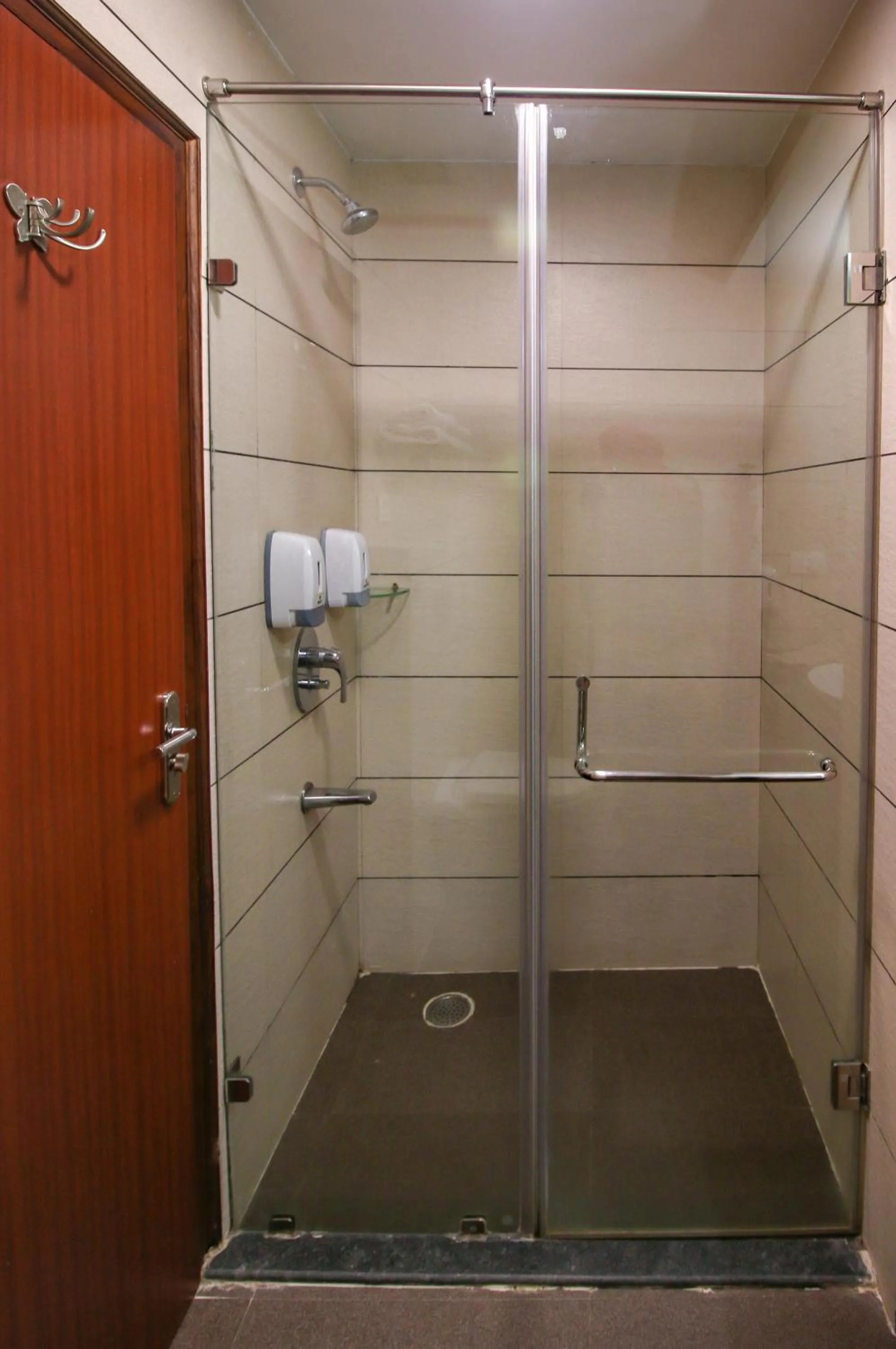 Shower in Hotel Cama