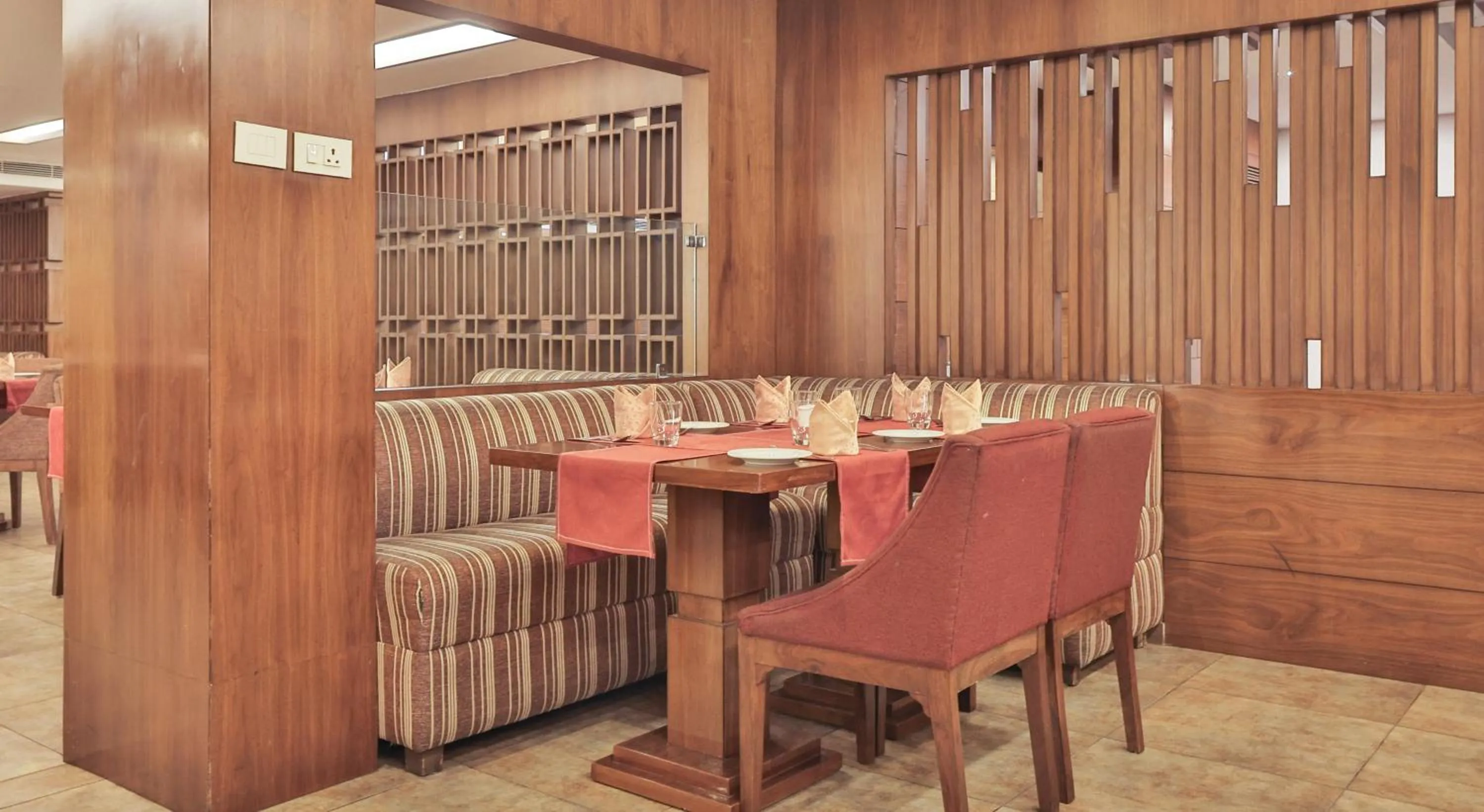 Restaurant/places to eat in Hotel Cama