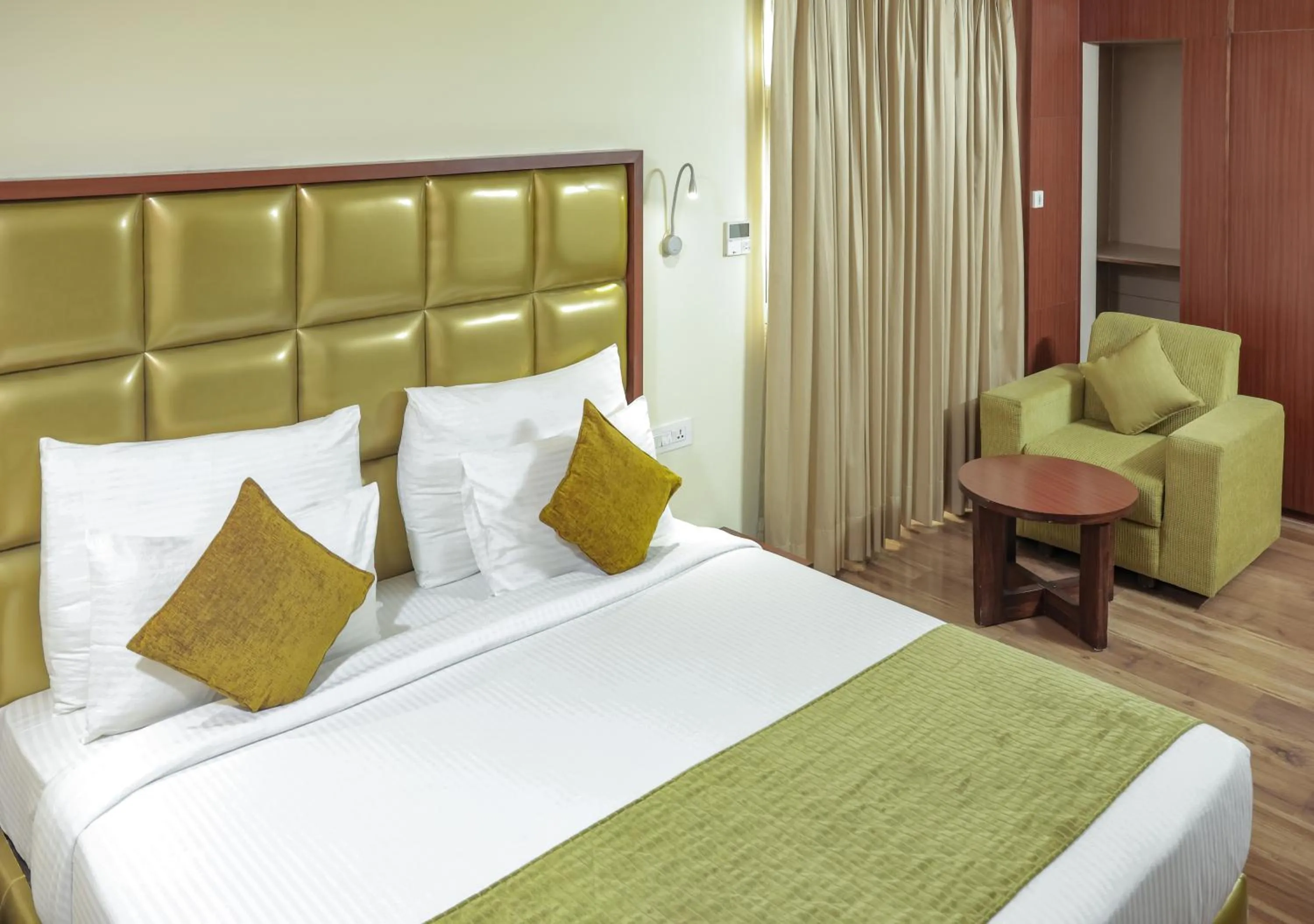 Seating area, Bed in Hotel Cama