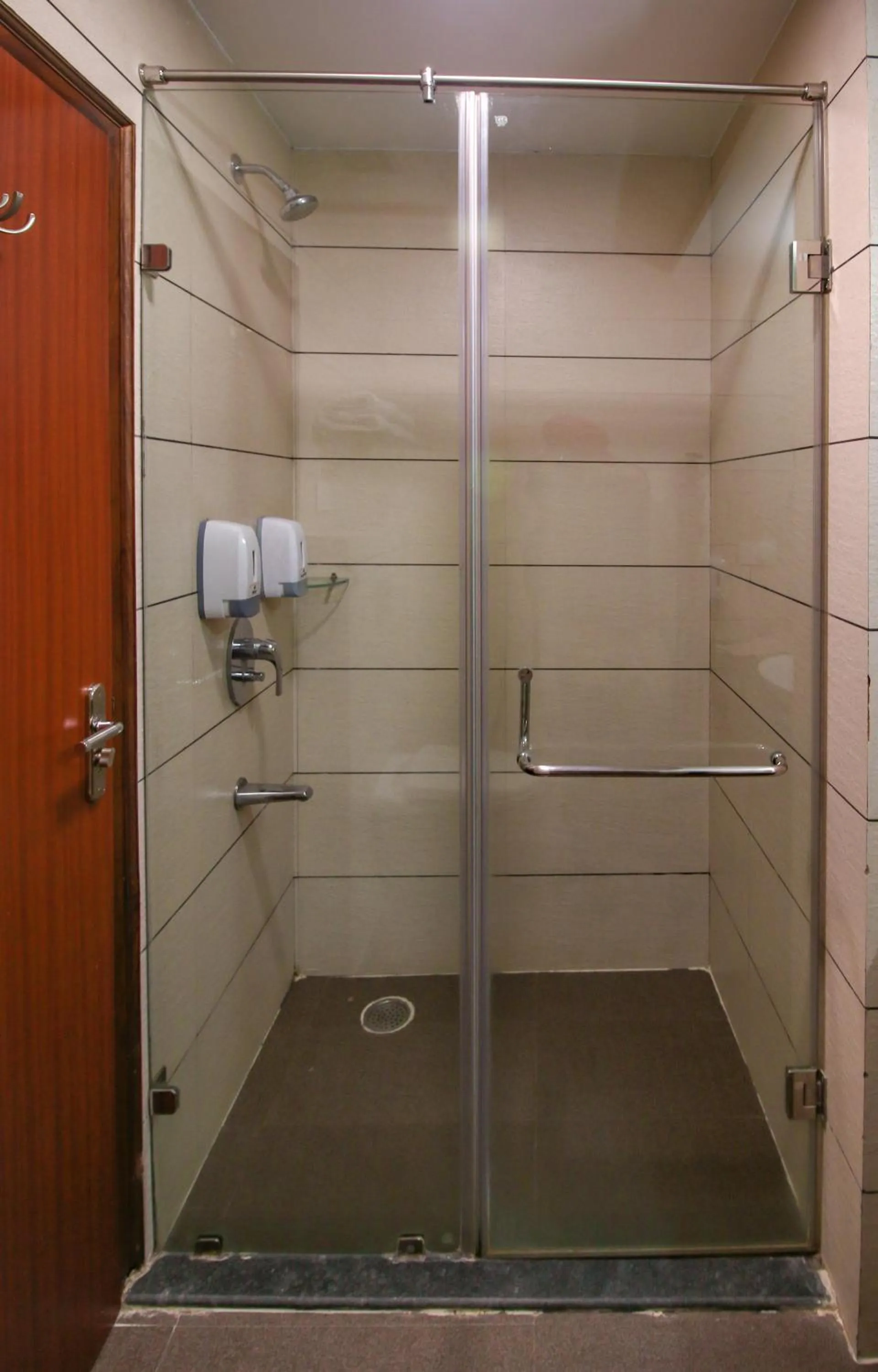 Shower in Hotel Cama