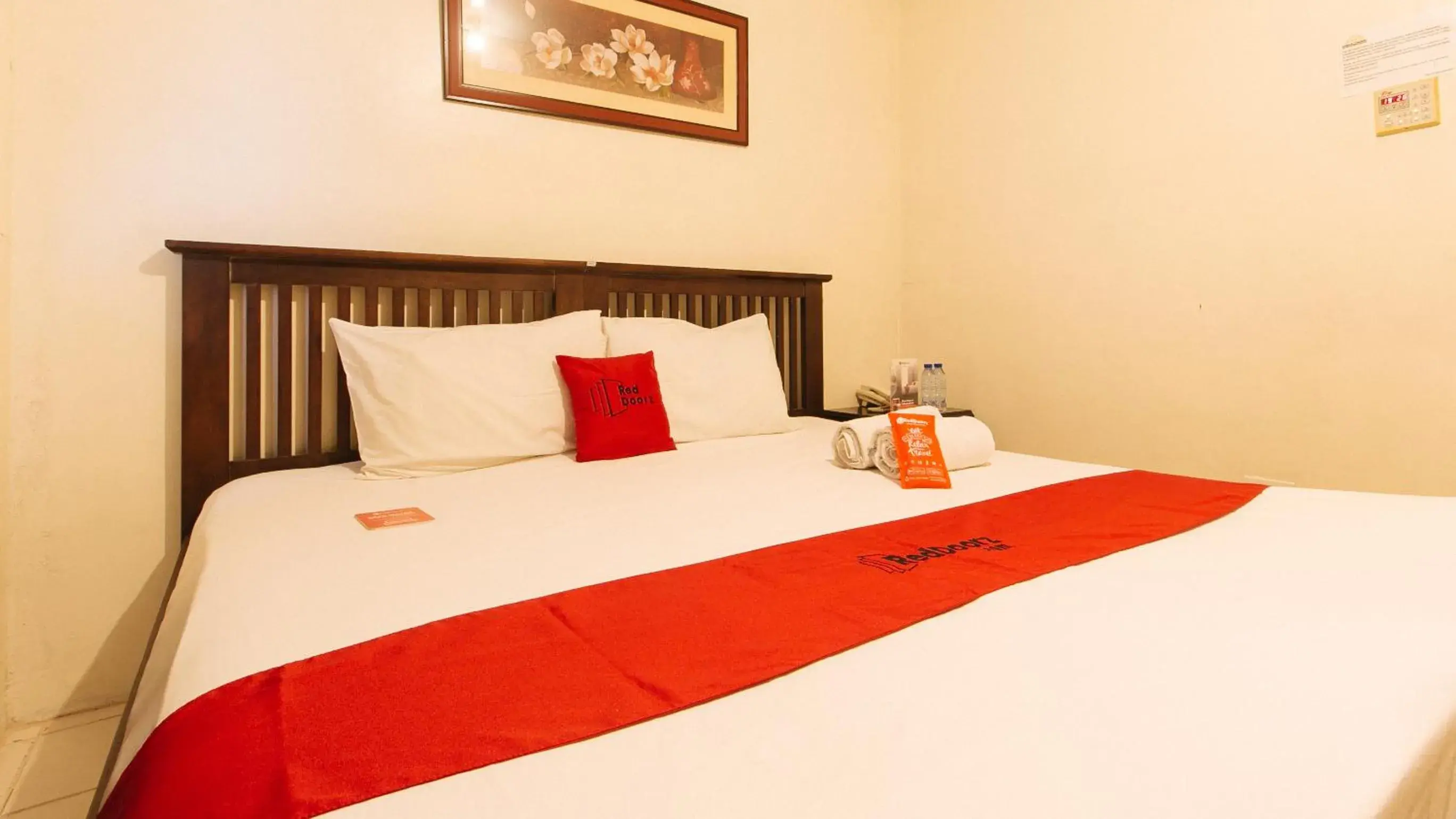 Bedroom, Bed in RedDoorz Plus @ E Rodriguez Corner Banawe Bedroom, Bed in RedDoorz Plus @ E Rodriguez Corner Banawe